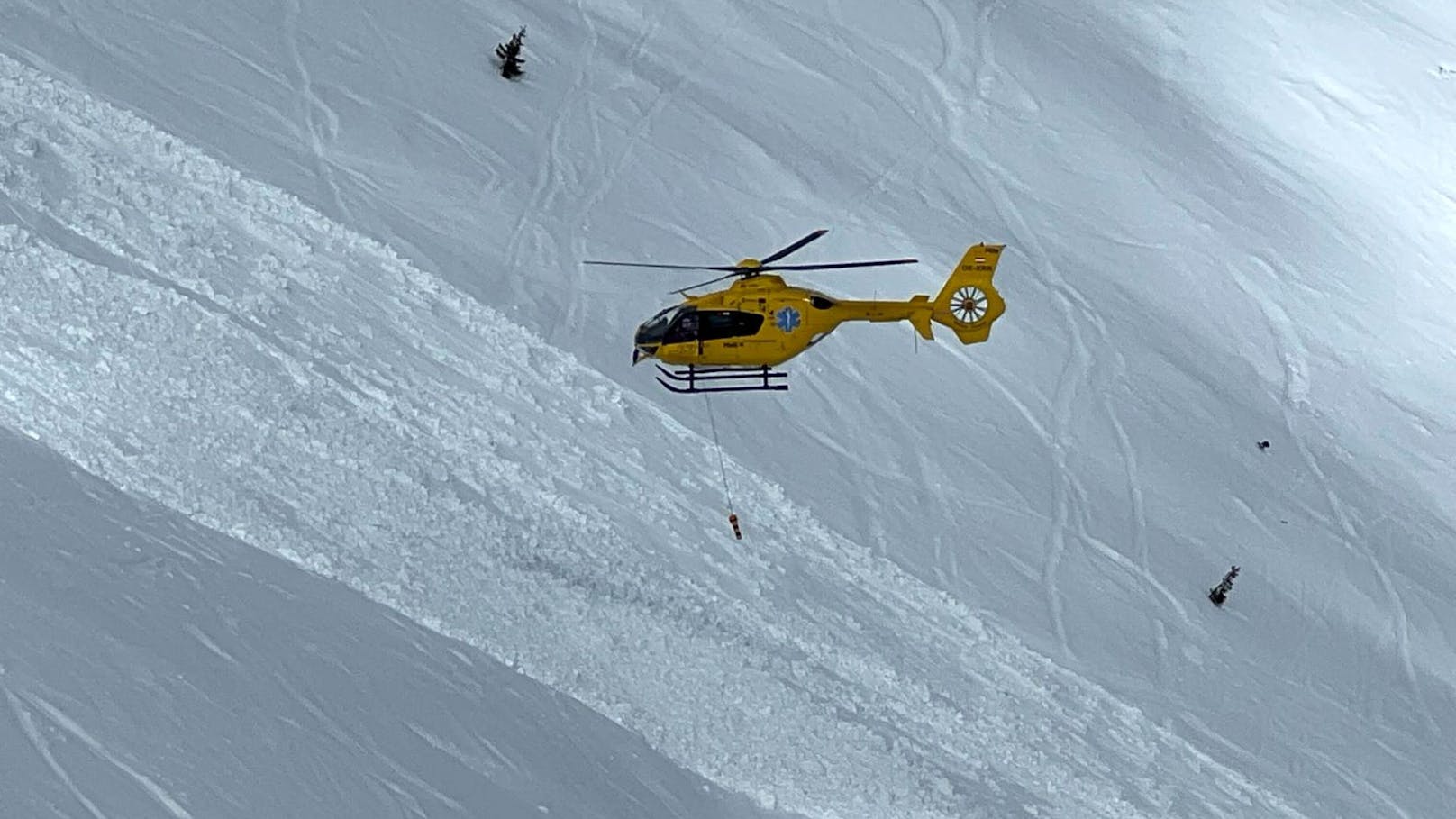 Die Leitstelle Tirol wurde am Dienstag gegen 13.40 Uhr von der Pistenrettung der Nordkettenbahn in Innsbruck von einem Lawinenabgang auf die Schipiste 6a (Langes Tal) in Kenntnis gesetzt.