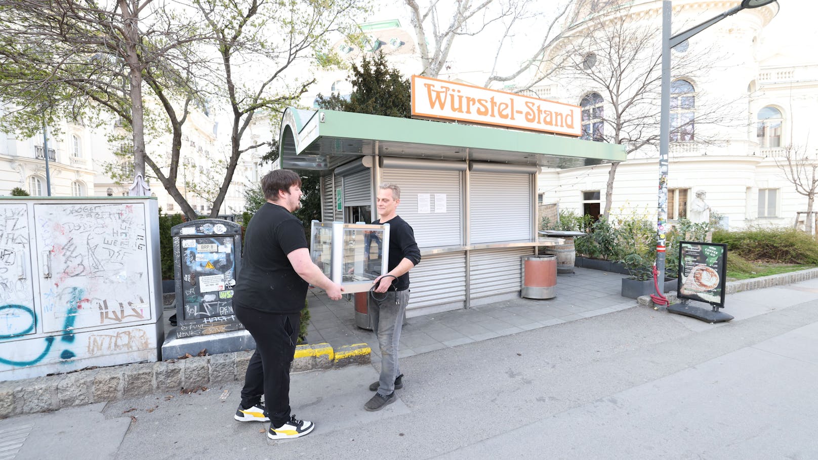 Gemeinsam mit seinem Mitarbeiter Roman (26), will der Wiener nun seine Einrichtung und seine Existenz retten.