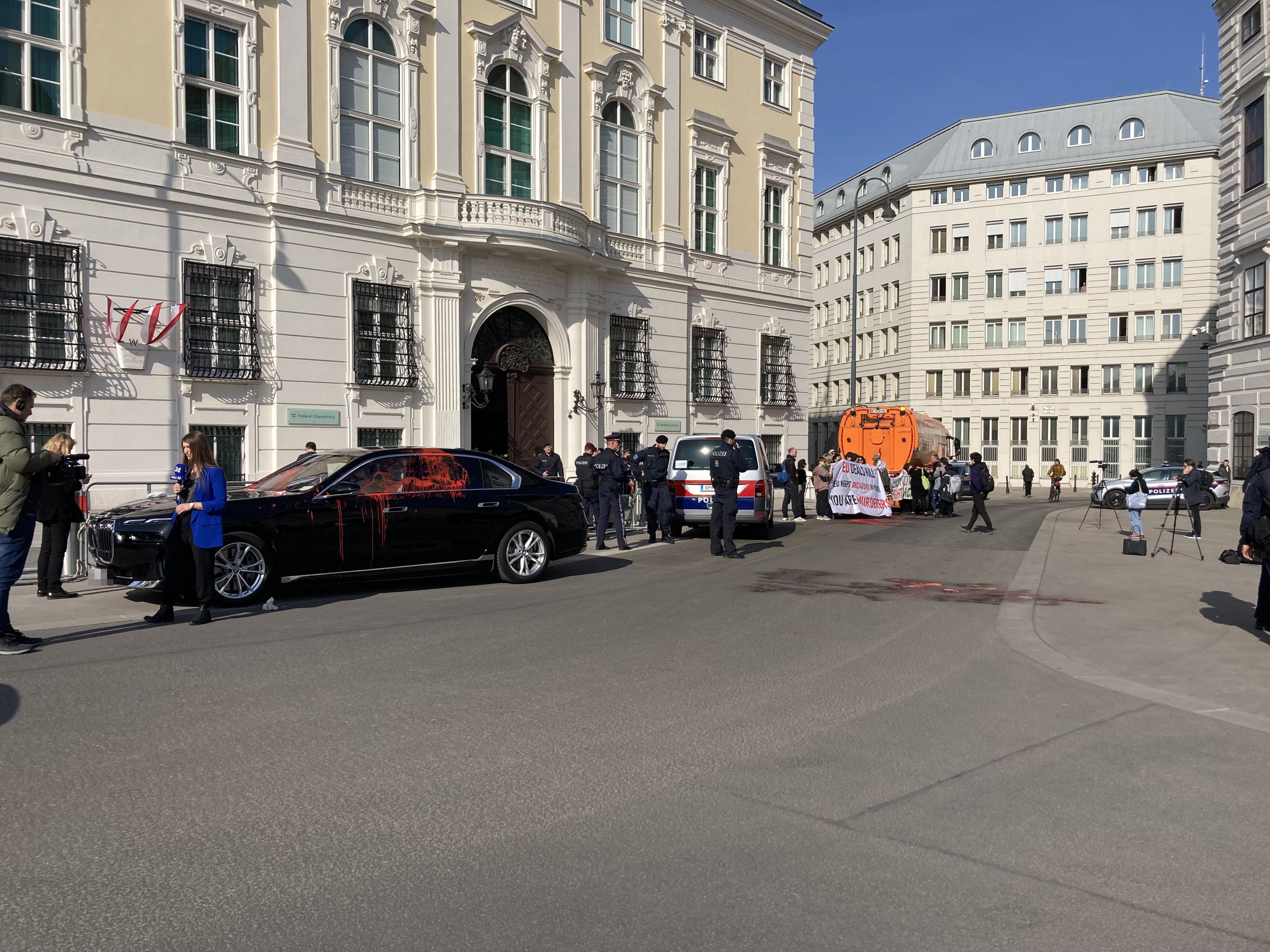 Der 7er BMW wurde durch eine Farbattacke beschädigt. 