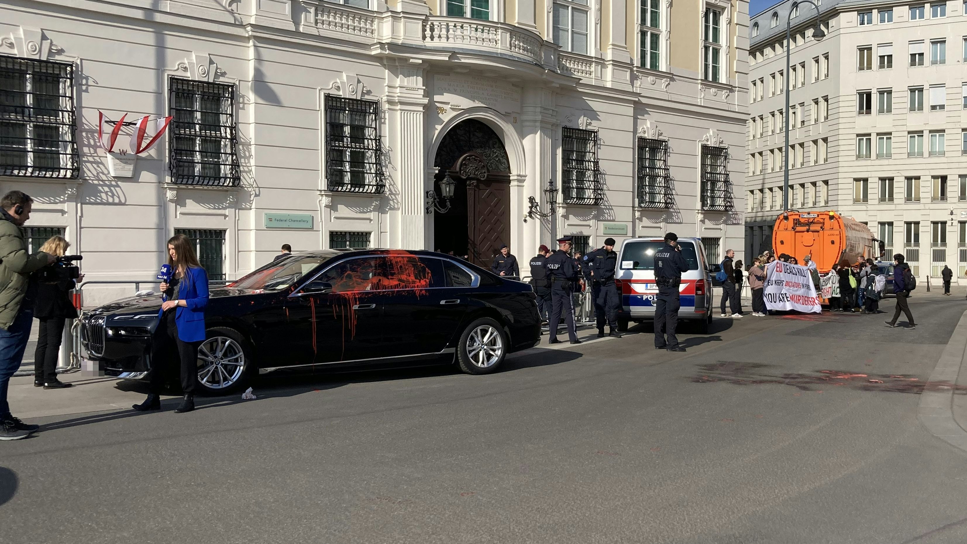 Der 7er BMW wurde durch eine Farbattacke beschädigt. 