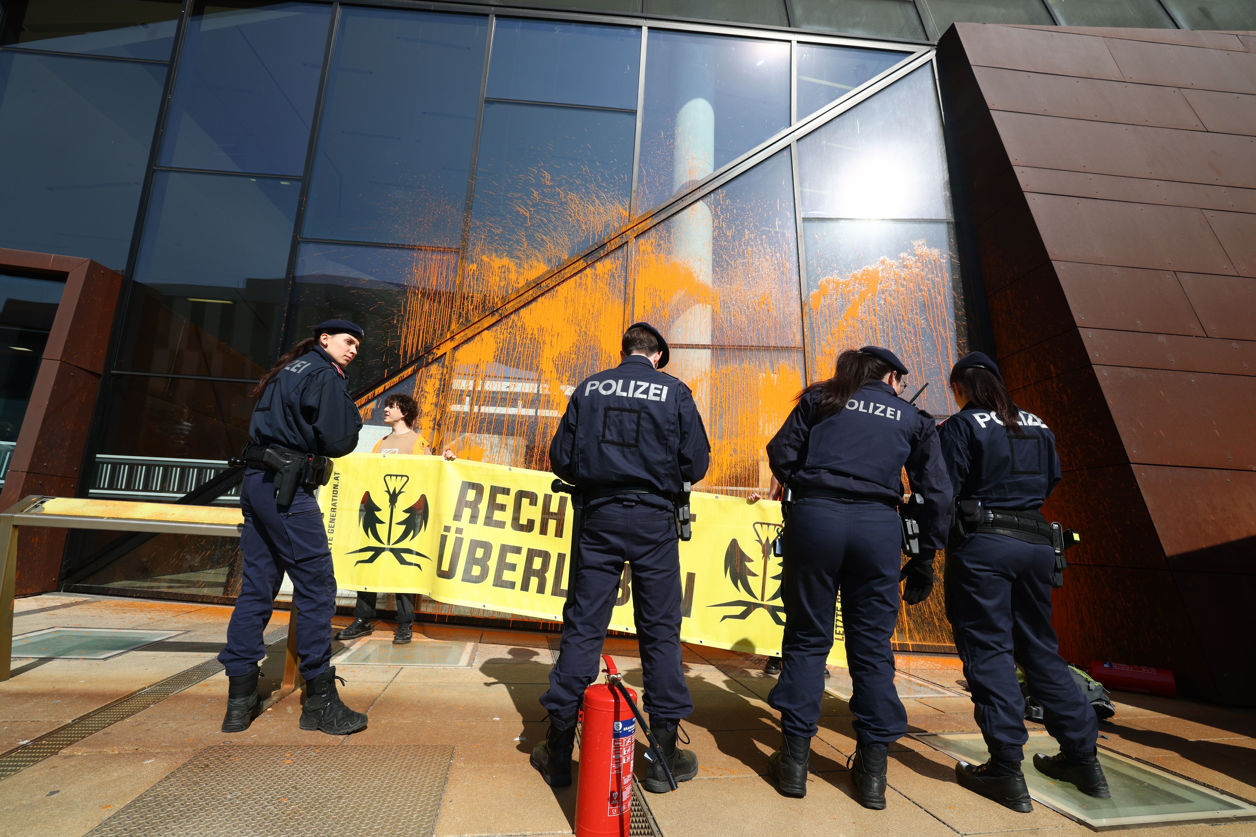 LIVE-VIDEO: Klima-Kleber attackieren WU mit Farbe