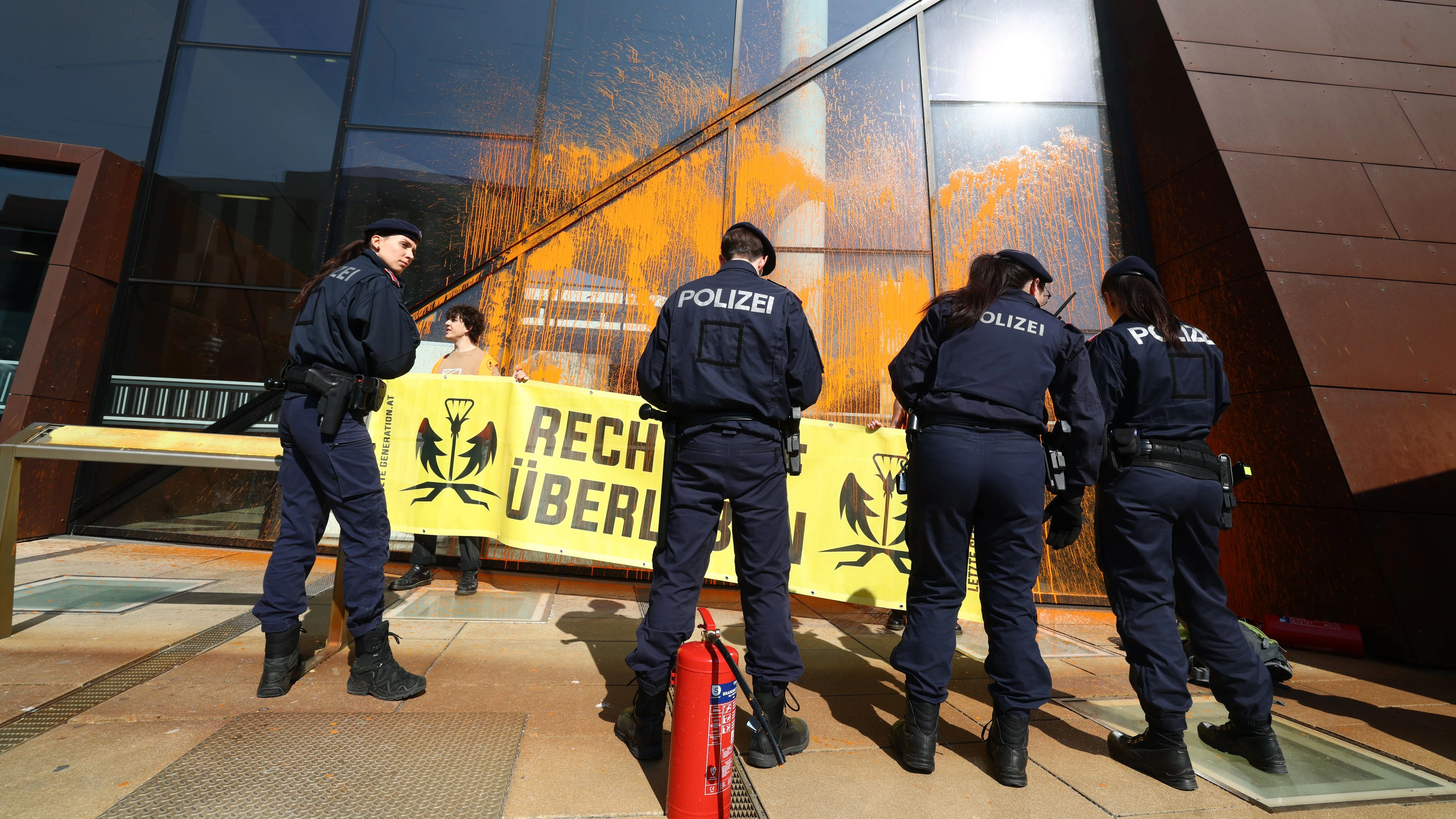 LIVE-VIDEO: Klima-Kleber attackieren WU mit Farbe