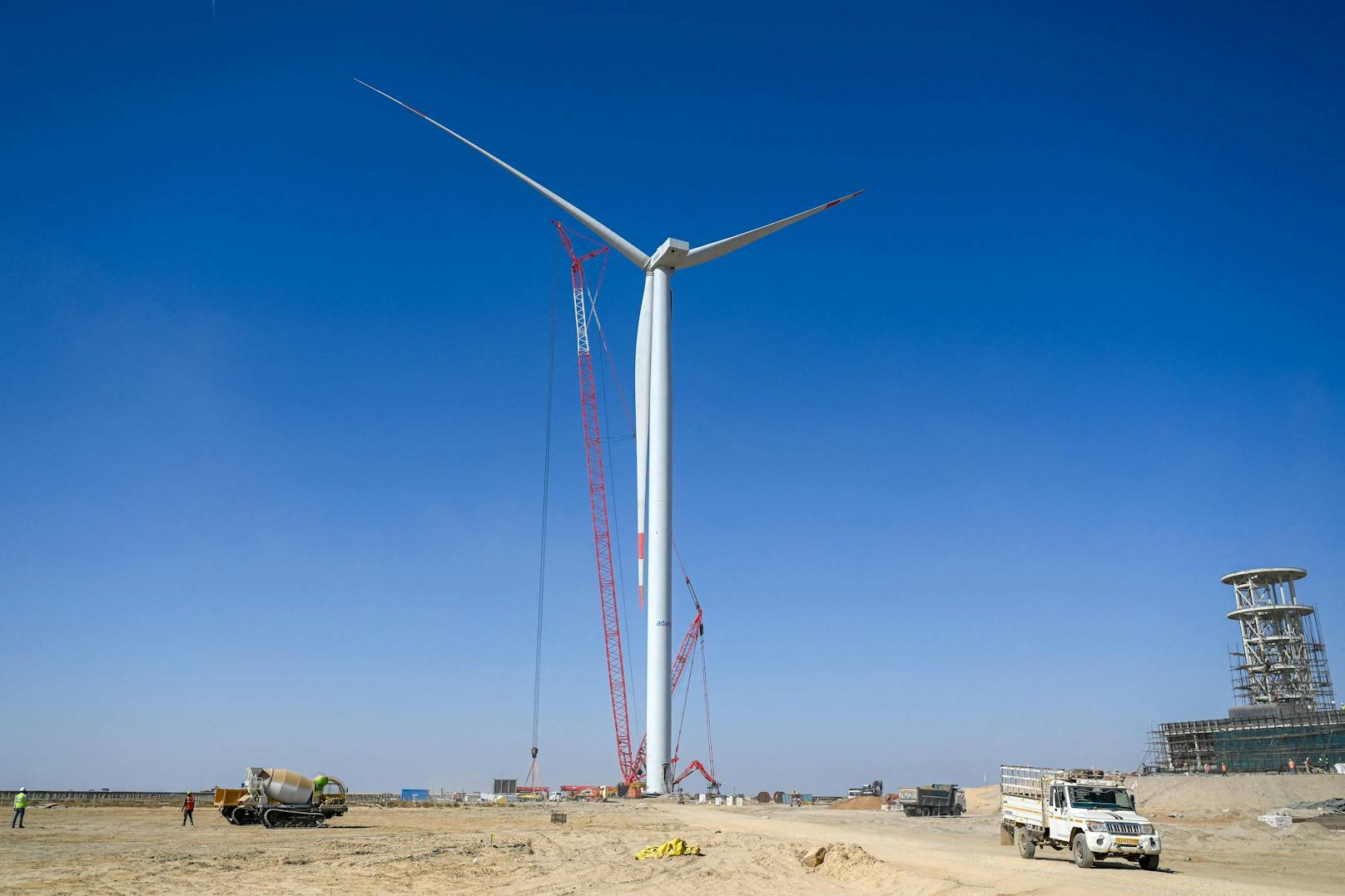 Dazu noch unzählige Windturbinen. Gebaut wird die Mega-Anlage durch Adani Green Energy Limited (AGEL) in Gujarat, knapp an der Grenze zu Pakistan.