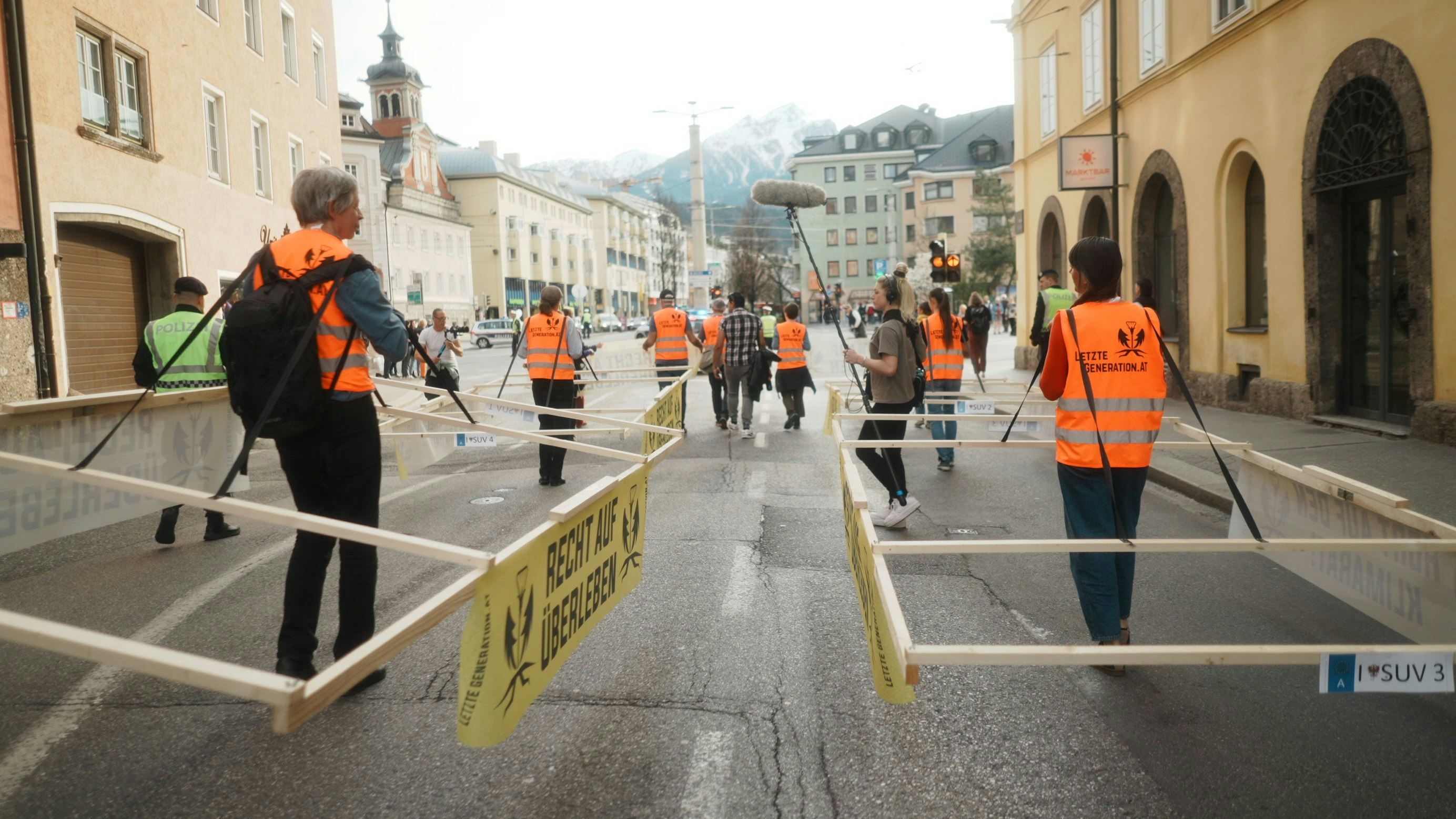 Die Letzte Generation ist am Mittwochabend mit ihren "Gehzeugen" in Innsbruck unterwegs. 