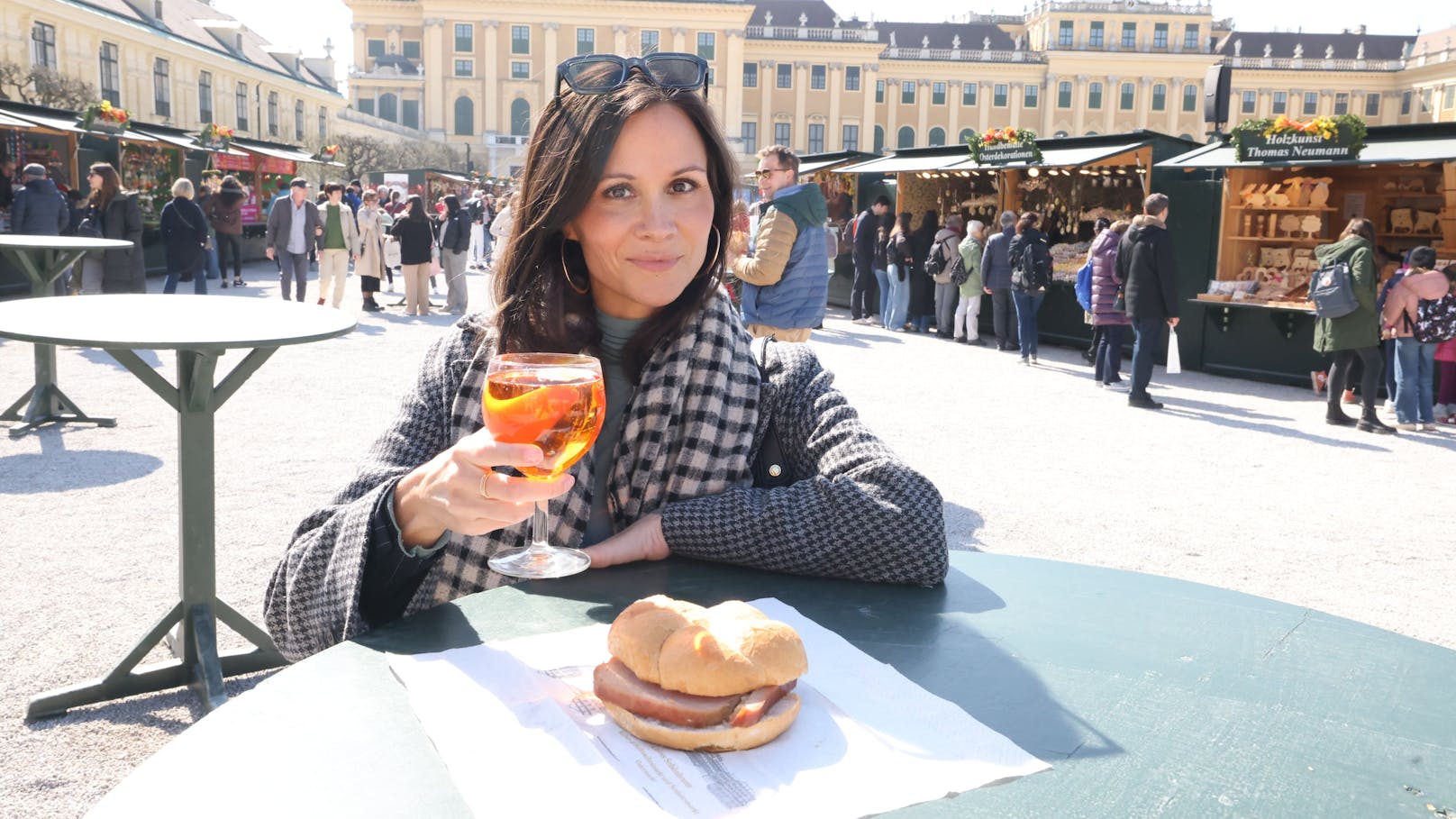 Inklusive Drink zahlte "Heute"-Reporterin Romina vor Ort 14,70 Euro.