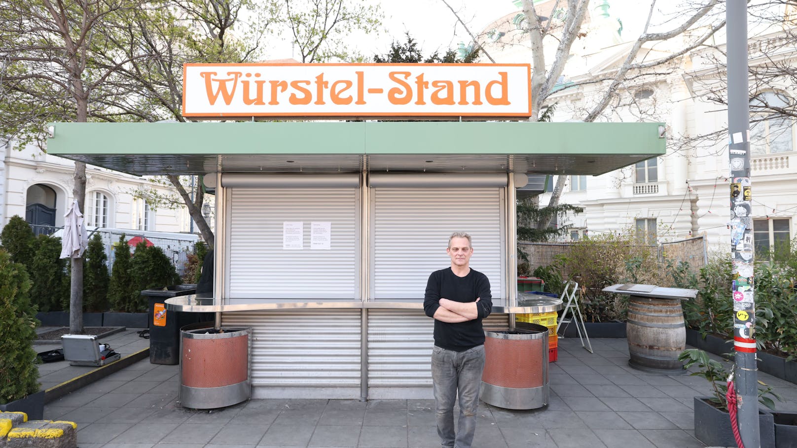 Genau in der Mitte zwischen den zwei zusammengebauten Hütten, soll der Baum hinkommen. 