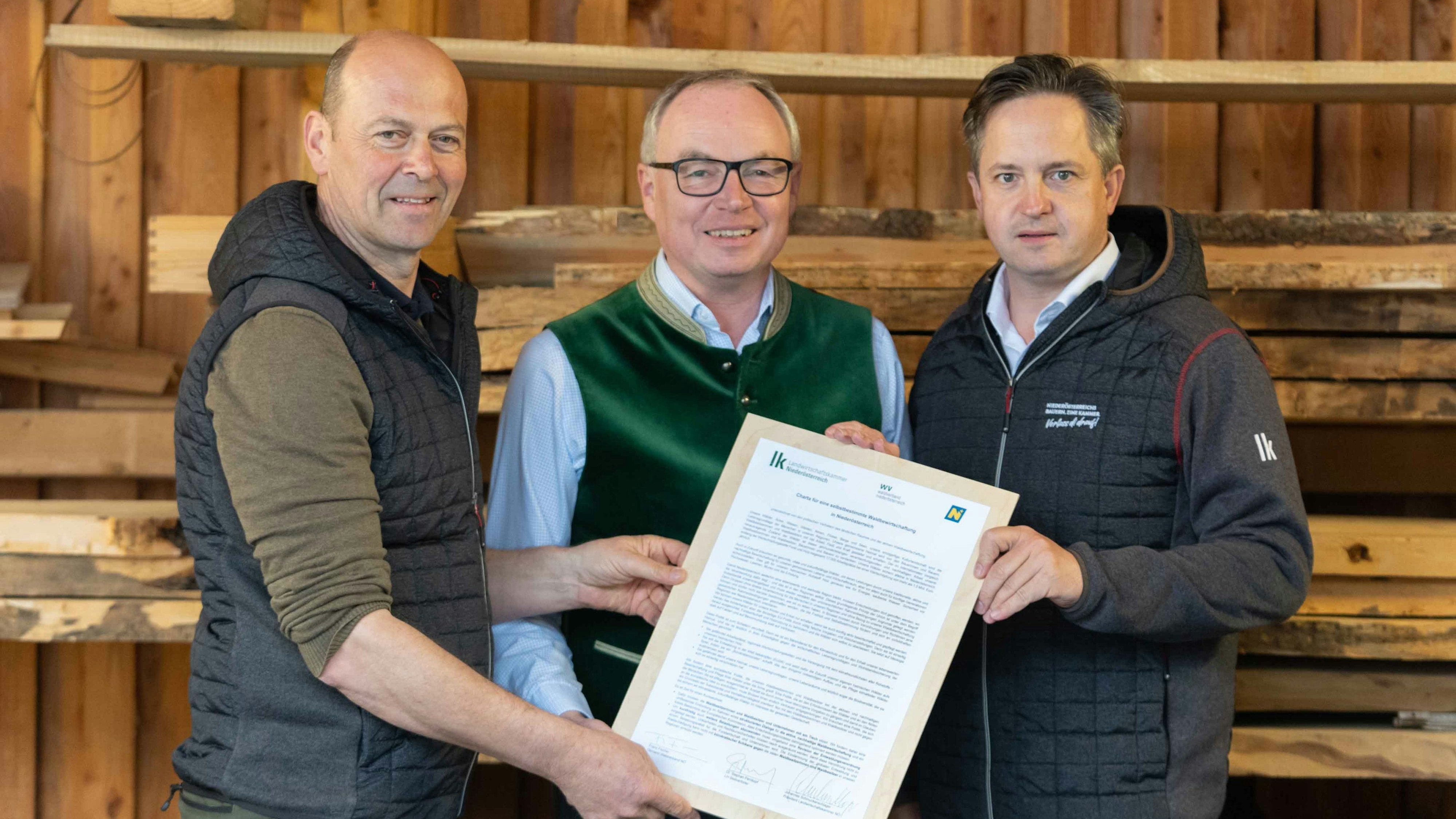 v.li.: NÖ Waldverband-Obmann Franz Fischer, LH-Stv. Stephan Pernkopf und Landwirtschaftskammer NÖ-Präsident Johannes Schmuckenschlager unterzeichneten die „Charta für eine selbstbestimmte Waldbewirtschaftung".