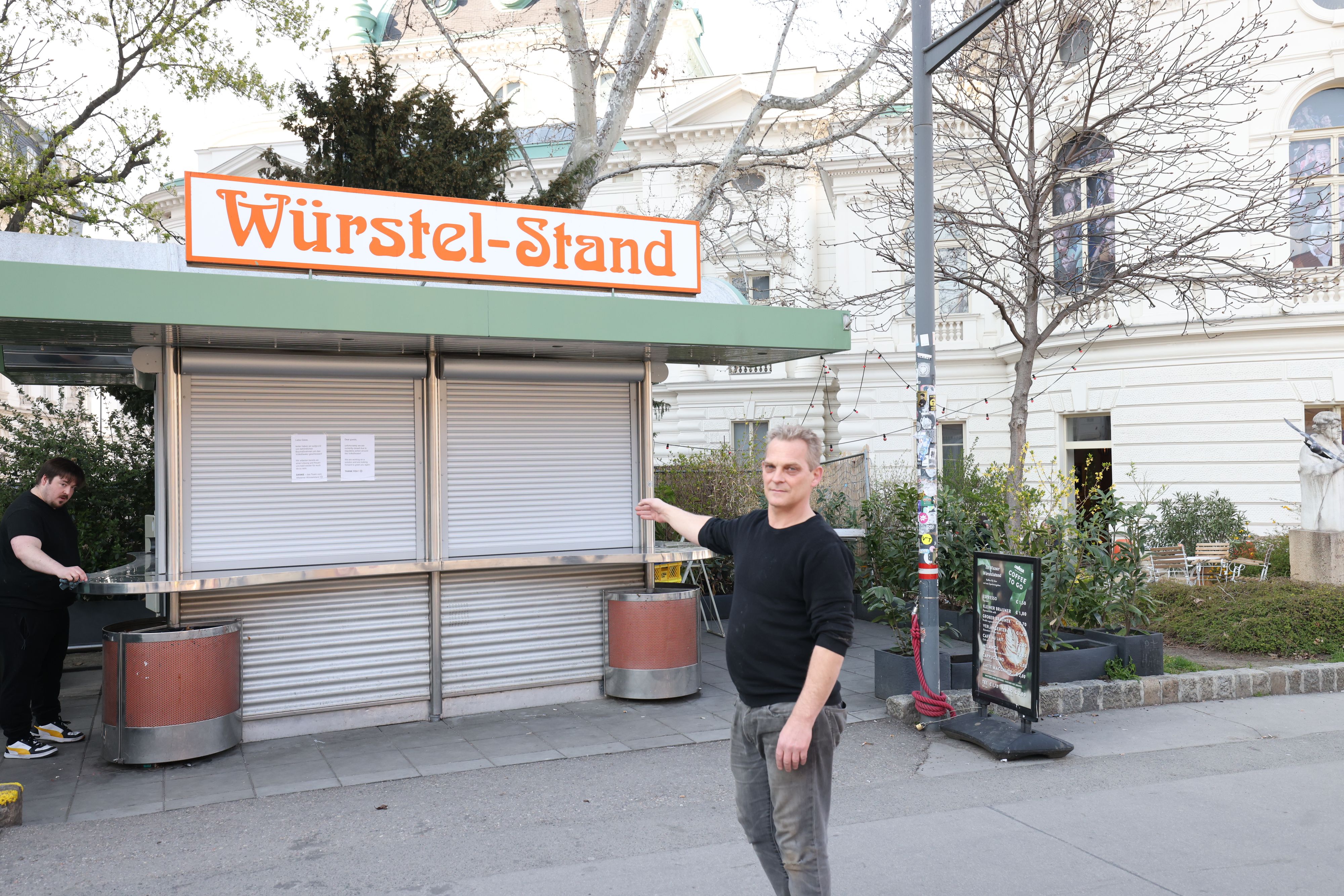 Der Würstelstand von Roland Walloner ist bereits abgebaut, der Wiener will seinen Standplatz zurück haben.