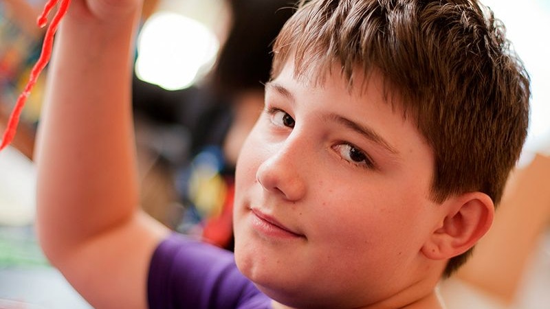 Kinder können mithilfe kleiner Experimente tiefer in die Welt der Forschung eintauchen.