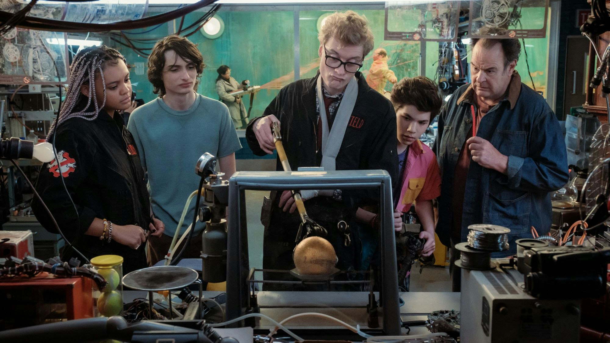 Lucky (Celeste O’Connor), Trevor (Finn Wolfhard), Lars Pinfield (James Acaster), Podcast (Logan Kim) und Ray (Dan Aykroyd) – es gibt viele Geisterjäger in "Ghostbusters: Frozen Empire"