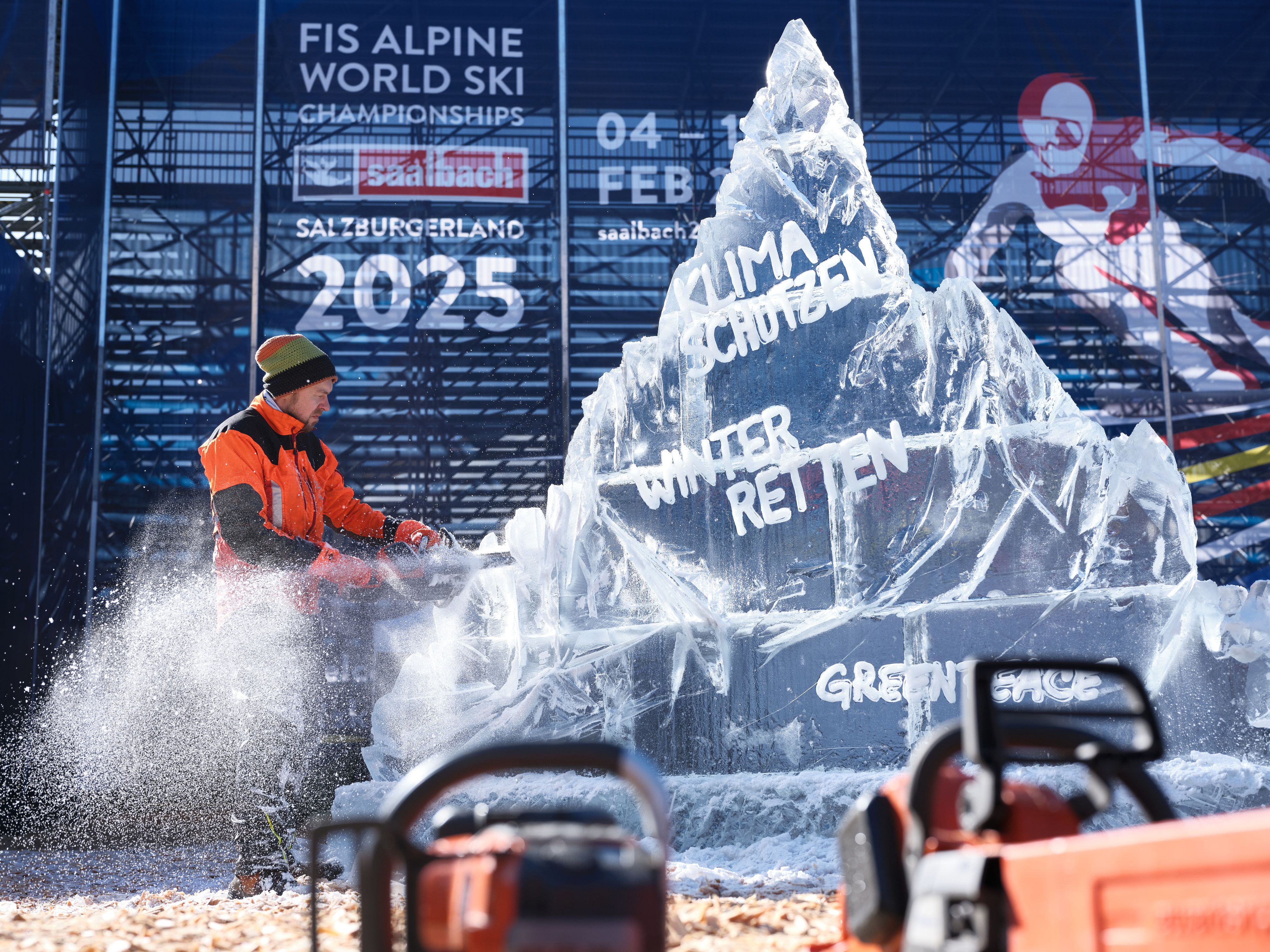 Mit einer Kunstinstallation aus Eis haben Greenpeace, der ÖSV und Ex-Ski-Ass Felix Neureuther in Saalbach-Hinterglemm auf die Bedrohung des Wintersports durch die Klimakrise hingewiesen.