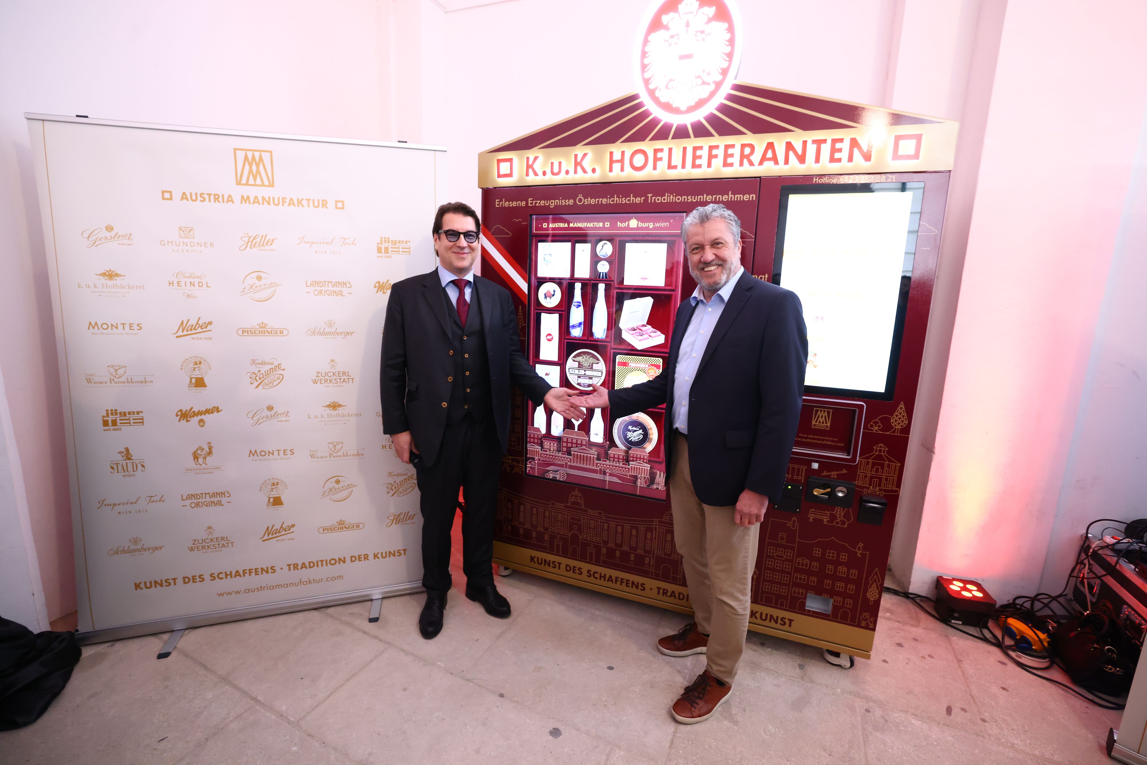 Startup-Gründer Alexander Mantz (li.) und Burghauptmann Reinhold Sahl präsentieren den neuen AUMAT in der Wiener Hofburg.&nbsp;