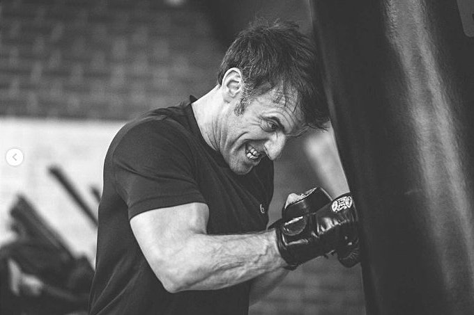 Echt? Mit eindrucksvollem Bizeps drischt Emmanuel Macron auf einen Boxsack ein