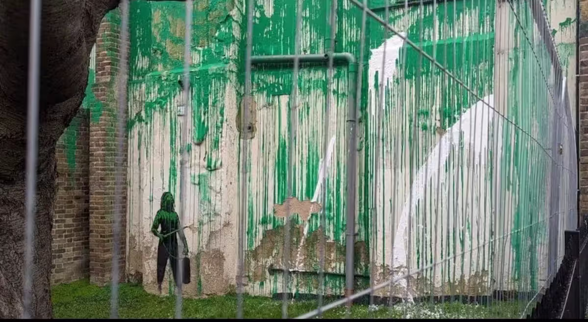 Drei Tage nachdem das neue Banksy-Gemälde in London aufgetaucht ist, wurde es von Unbekannten beschmiert.