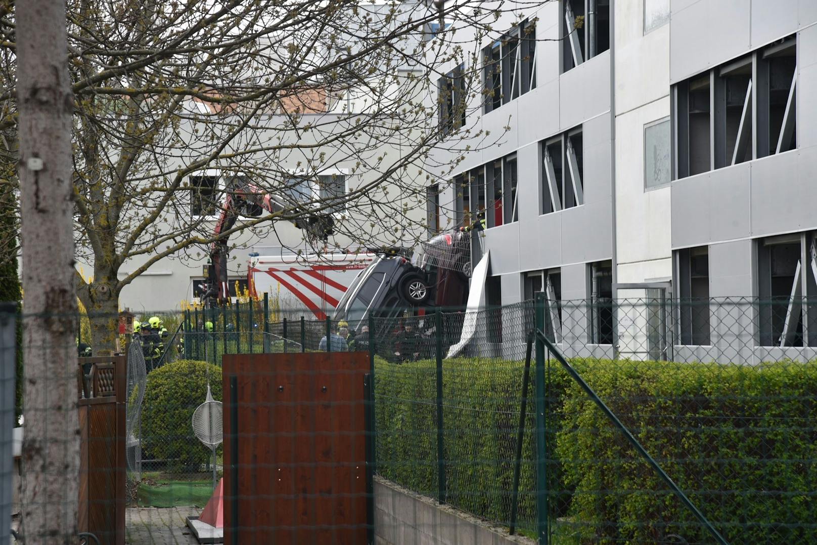 Pkw stürzten aus Parkhaus im Landesklinikum.