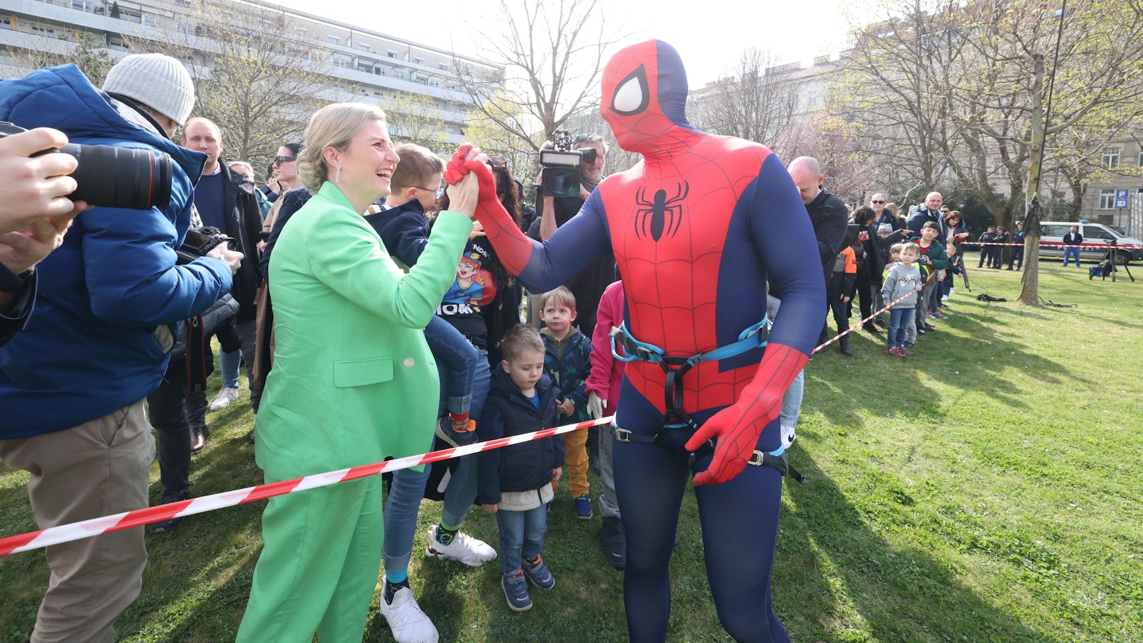 Auch Familienministerin Susanne Raab gab Spiderman die Hand.
