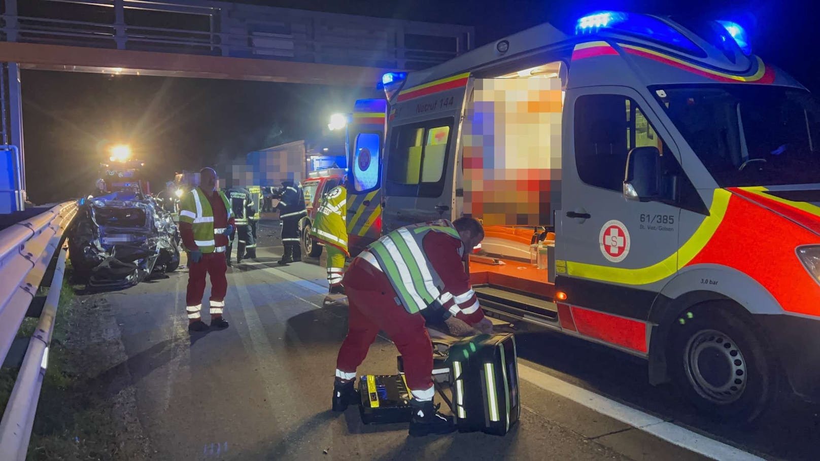 Auf der A1 zwischen Loosdorf und St. Pölten ist es Mittwochabend zu einem schweren Verkehrsunfall gekommen. Ein Lkw war auf einen Pkw aufgefahren. Der Wiener Lenker musste aus dem Unfall-Wrack befreit werden.