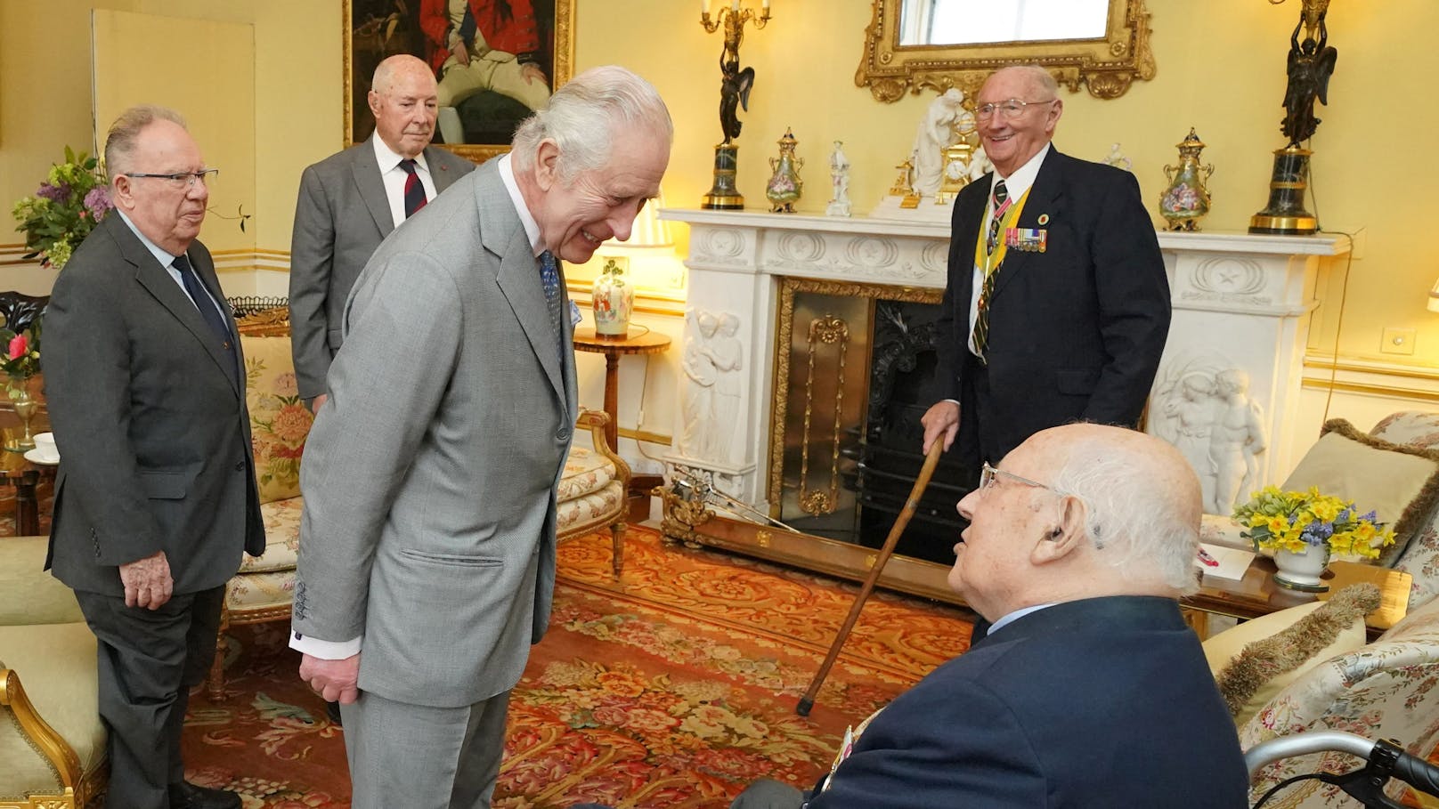 Der britische König Charles während einer Audienz mit den Veteranen des Koreakrieges Alan Guy, Mike Mogridge, Brian Parritt und Ron Yardley im Buckingham Palace, London am 19. März 2024.