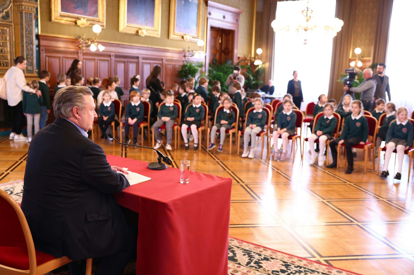 Michael Ludwig liest Wiener Sagen im Rathaus vor