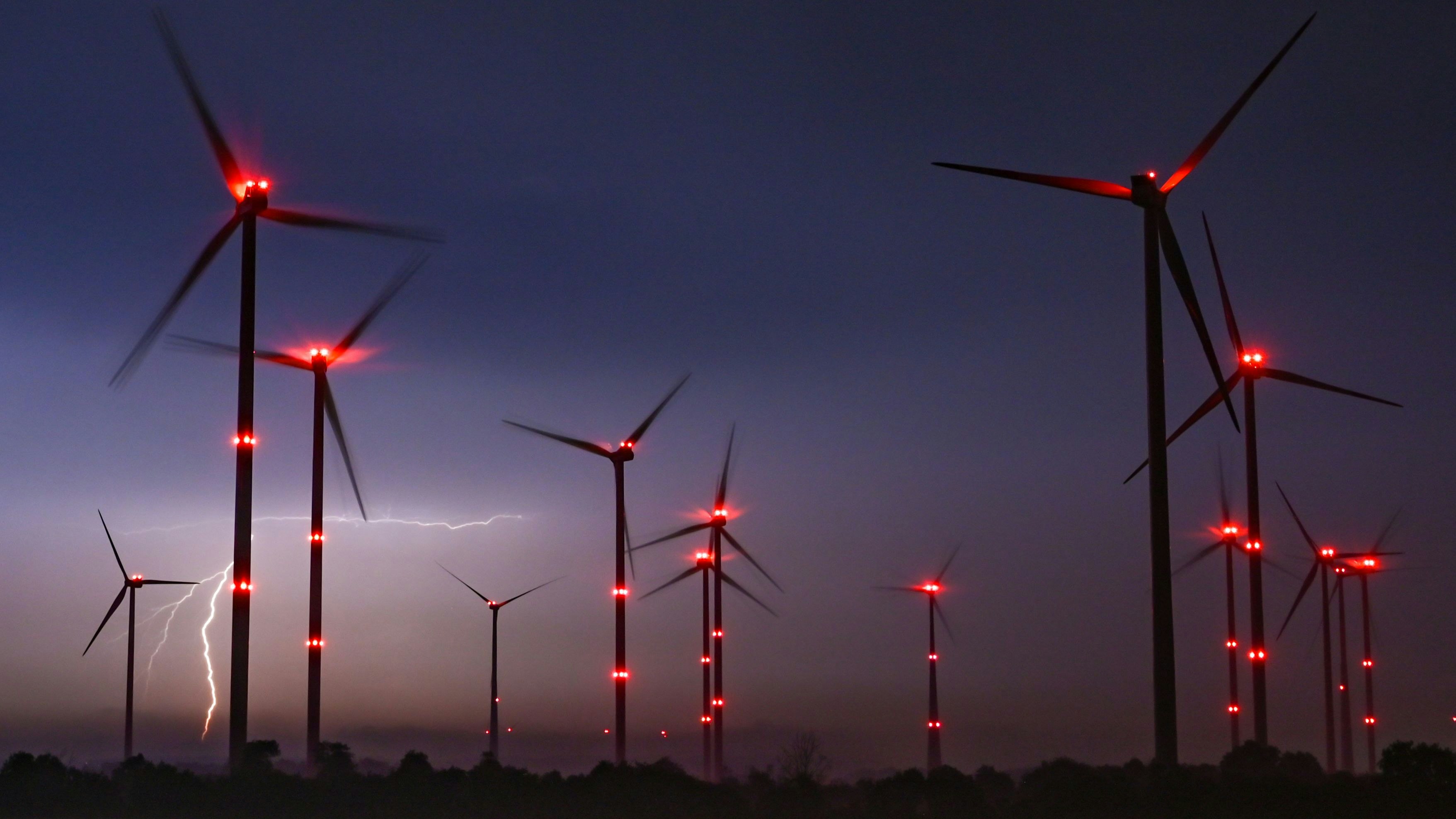 Download von www.picturedesk.com am 21.03.2024 (16:52).  20 May 2022, Brandenburg, Jacobsdorf: A flash lights up the night sky above wind turbines with red position lights. Photo: Patrick Pleul/dpa - 20220520_PD16437 - Rechteinfo: Rights Managed (RM)