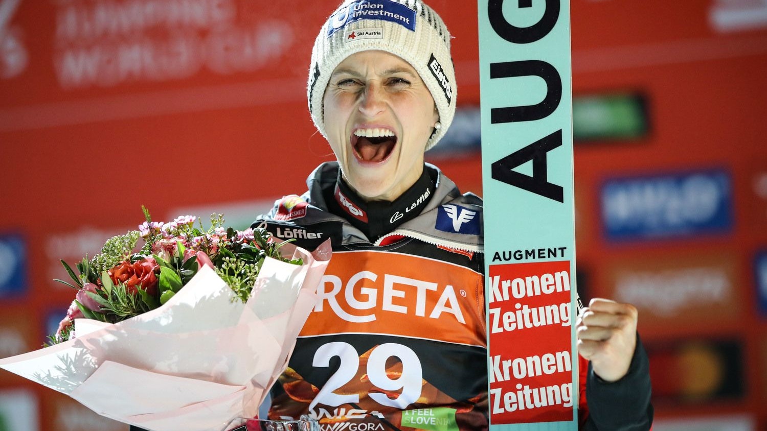 Eva Pinkelnig verabschiedete sich mit einem Sieg in die Skisprung-Pause.