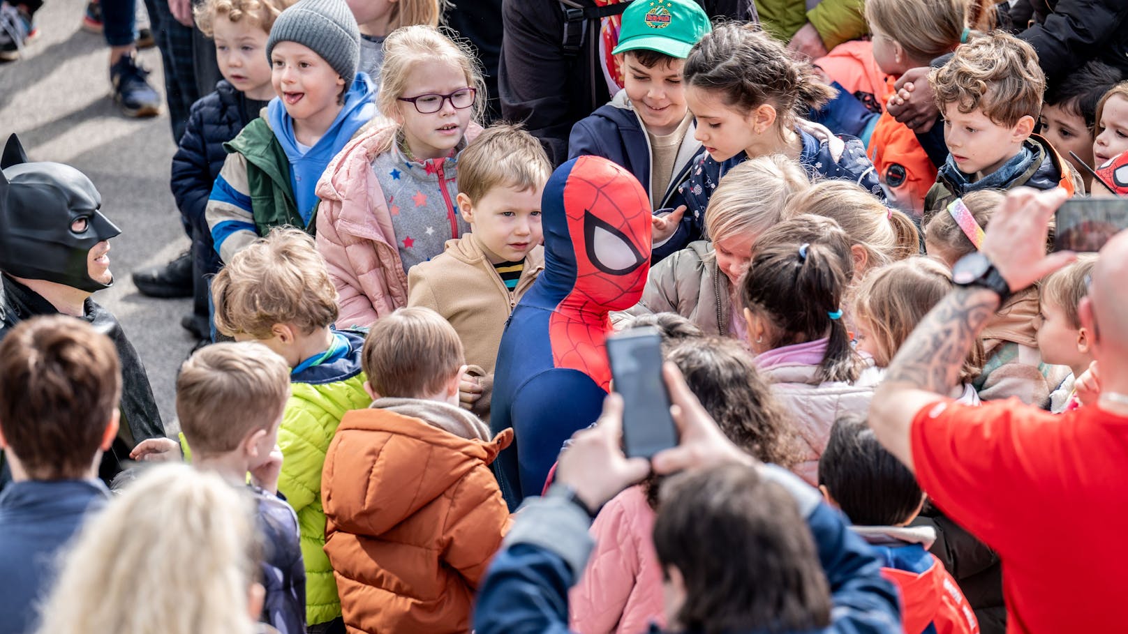Spiderman wurde von den Kindern des Betriebskindergartens der Klinik bestürmt.