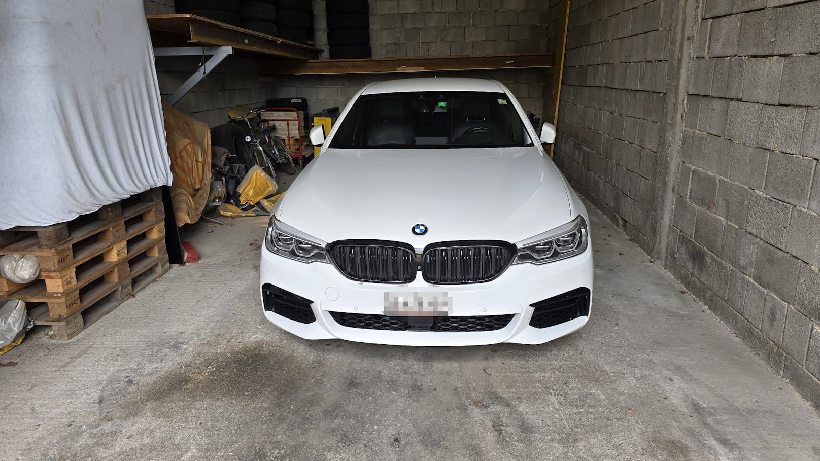 Dieser BMW 530i mit rund 250 PS wurde beschlagnahmt und steht nun bei einem Abschleppdienst in Ansfelden.