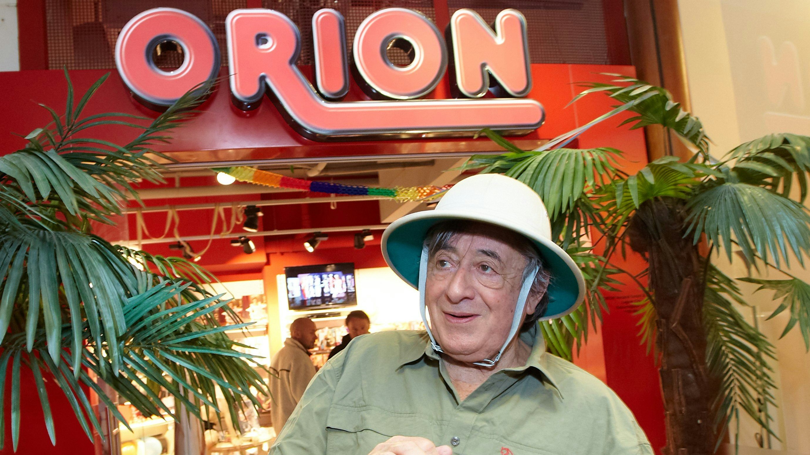 Richard Lugner empfiehlt Daniela Kennedy den "Orion" Shop in der Lugner City