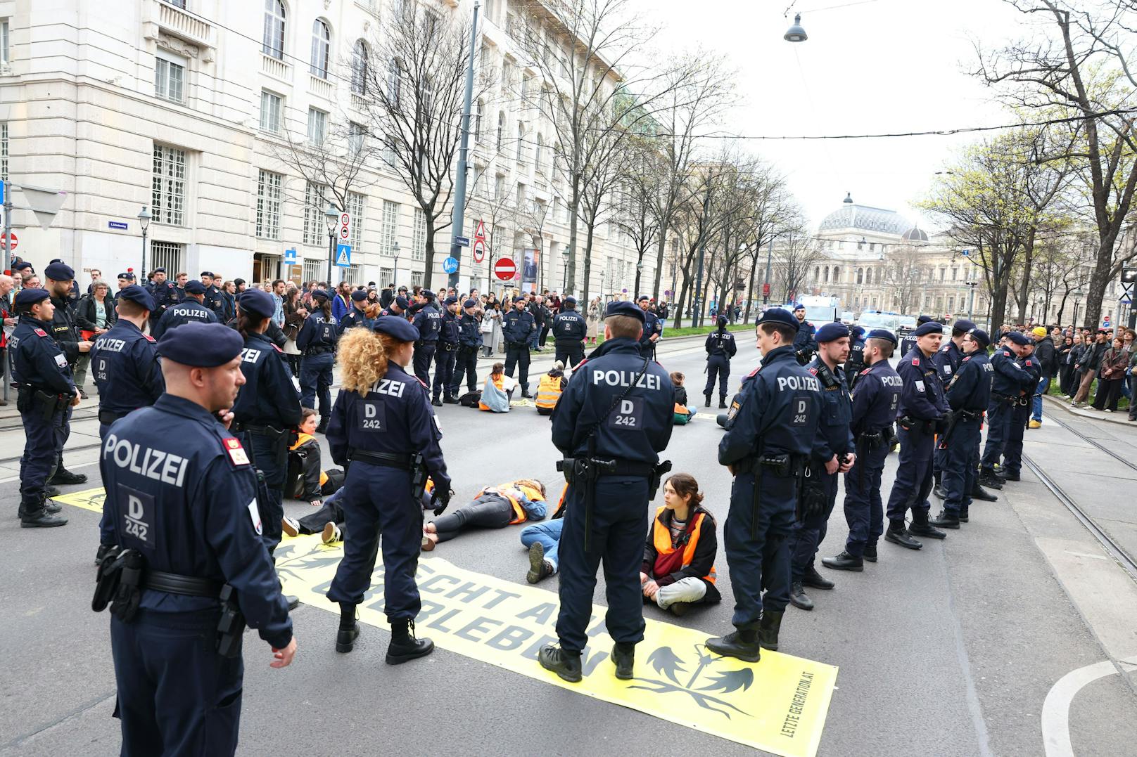 Die Letzte Generation blockierte die Straßen erneut. Auch die Polizei war kurz nach 16 Uhr bereits vor Ort.
