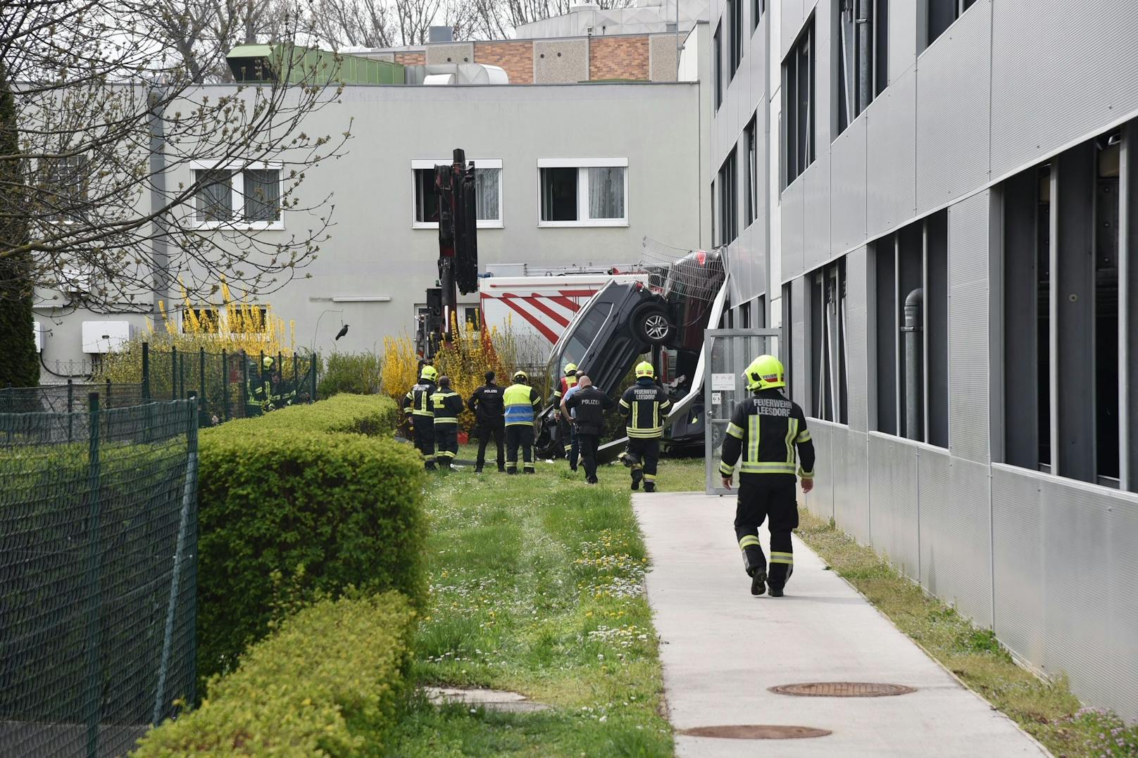 Pkw stürzten aus Parkhaus im Landesklinikum.