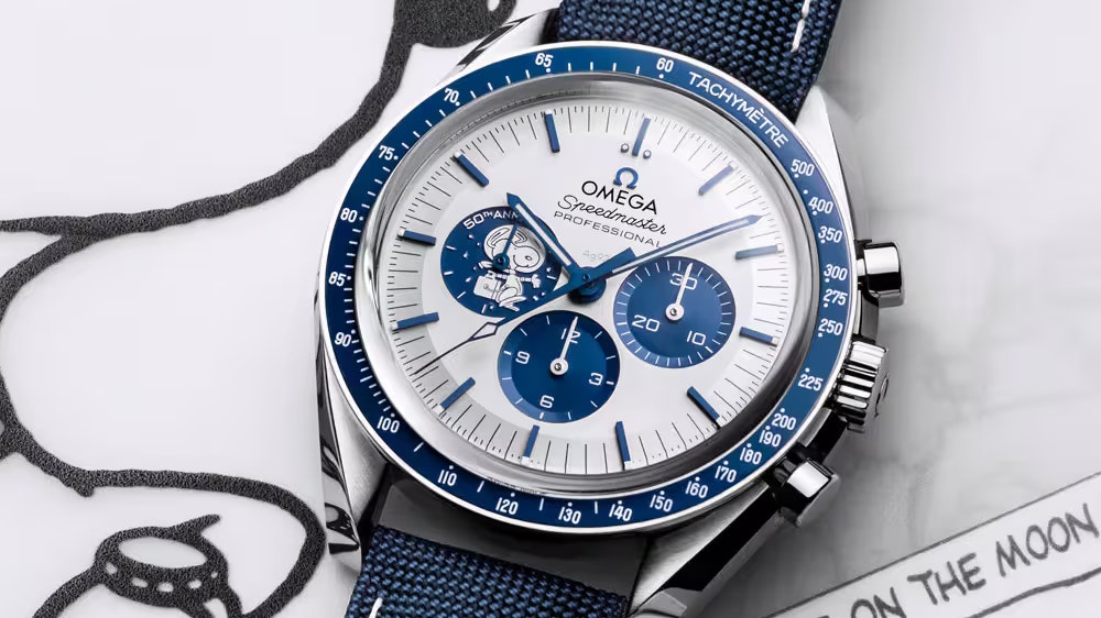 Das Jubiläumsmodell "Omega Speedmaster Moonwatch Silver Snoopy Award" anlässlich des 50. Jahrestages der sicheren Rückkehr von Apollo 13 zur Erde.