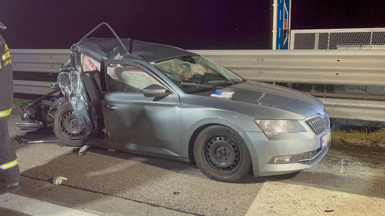 Auf der A1 zwischen Loosdorf und St. Pölten ist es Mittwochabend zu einem schweren Verkehrsunfall gekommen. Ein Lkw war auf einen Pkw aufgefahren. Der Wiener Lenker musste aus dem Unfall-Wrack befreit werden.