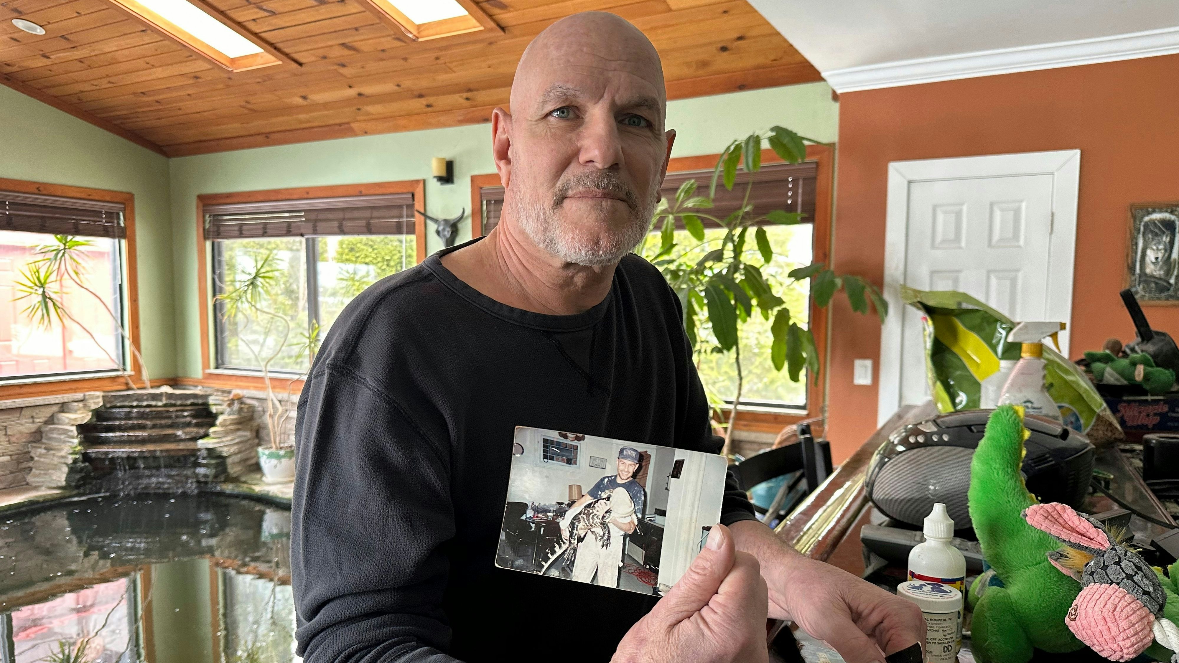 Tony Cavallaro mit einem Foto von Alligator Albert. Anfang der Woche wurde das Tier von den Behörden beschlagnahmt.