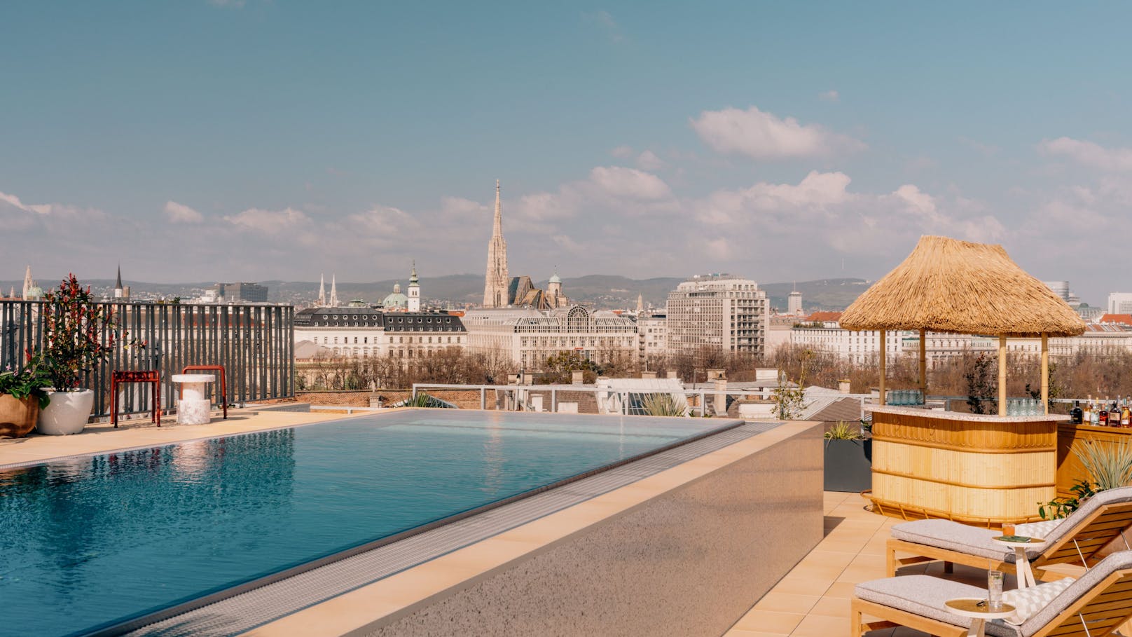 Vom Rooftop-Pool des "The Hoxton, Vienna" können Hotelgäste den Blick über die Dächer Wiens bis zum Stephansdom und noch weiter schweifen lassen.