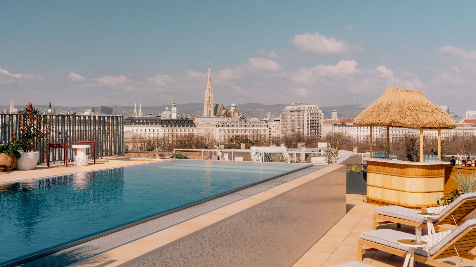Größter Rooftop-Pool Wiens – das "Hoxton" hat eröffnet
