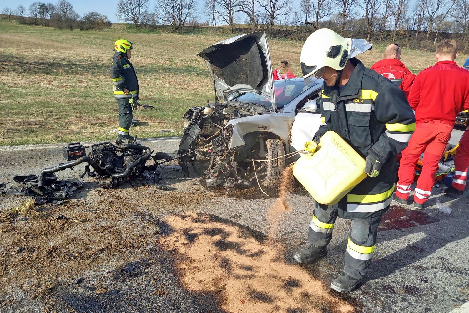 Der Wagen blieb völlig demoliert auf der Straße stehen.