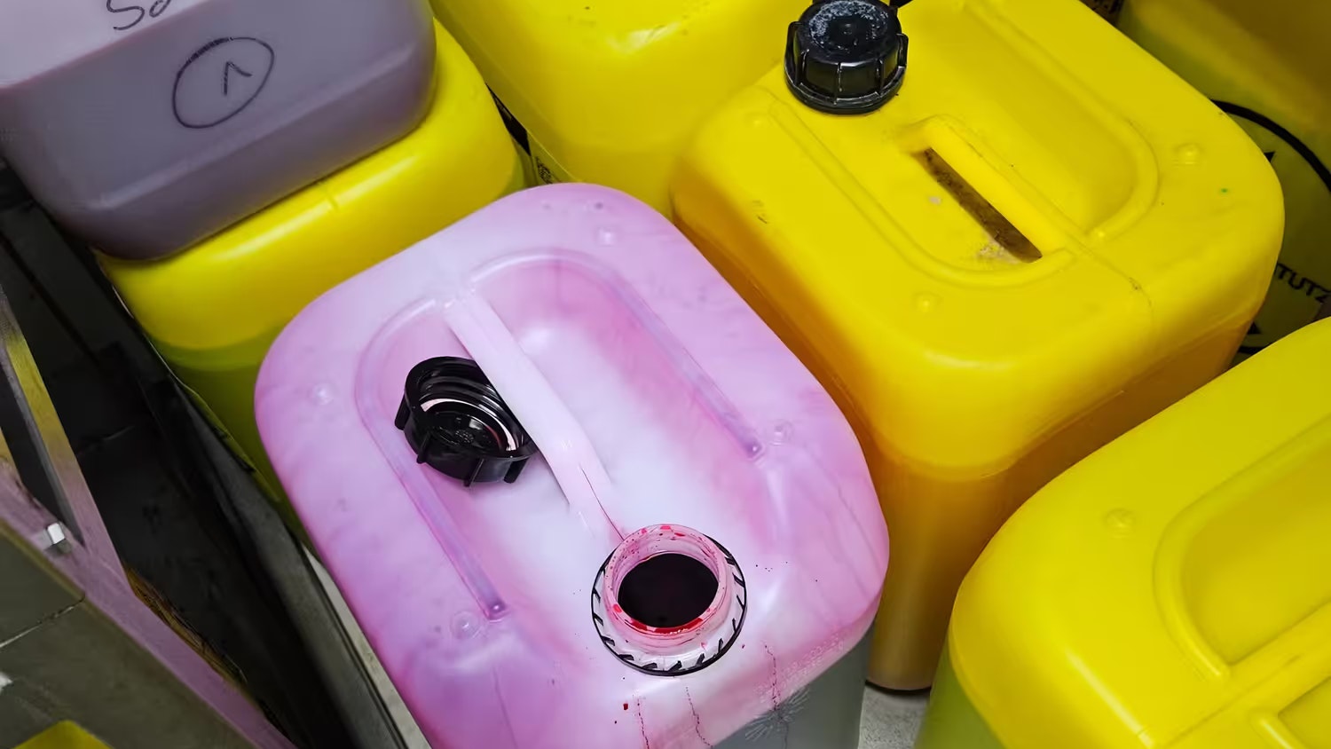 Die Herstellerfirma produziert den pinken Powerschaum, der erst seit dem 13. März 2024 eingesetzt wird.