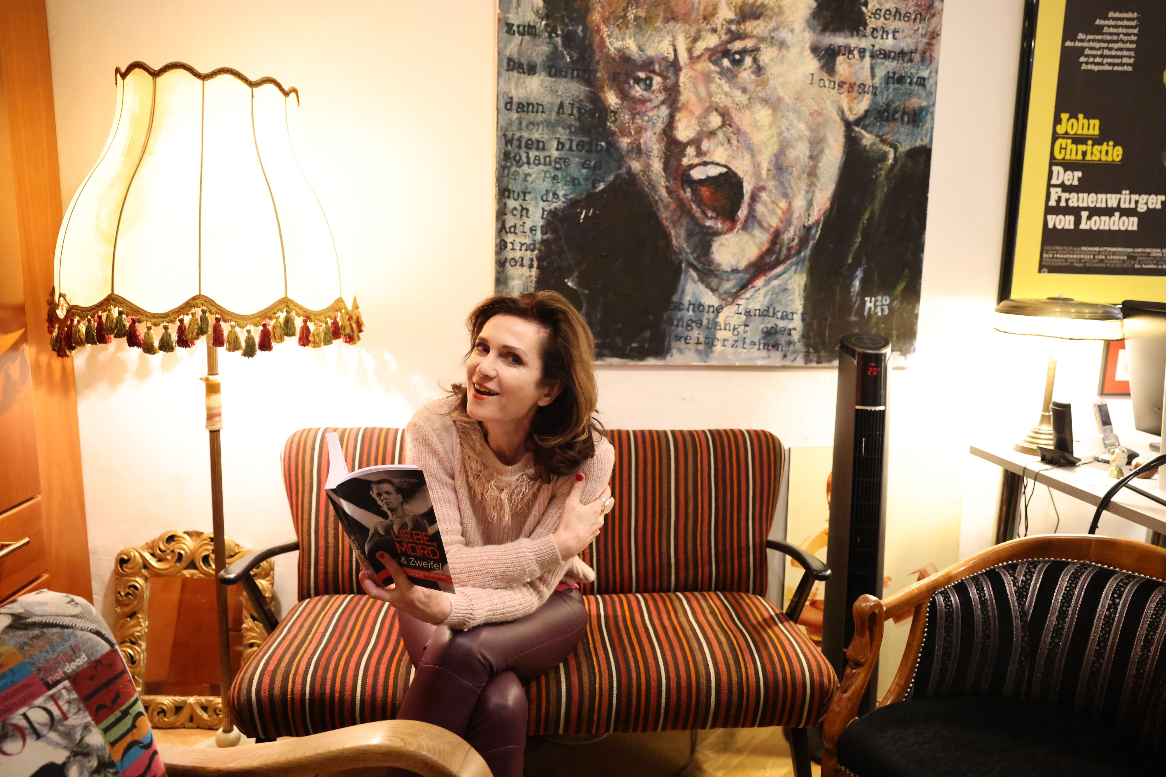 Anwältin Astrid Wagner mit ihrem neuen Buch 