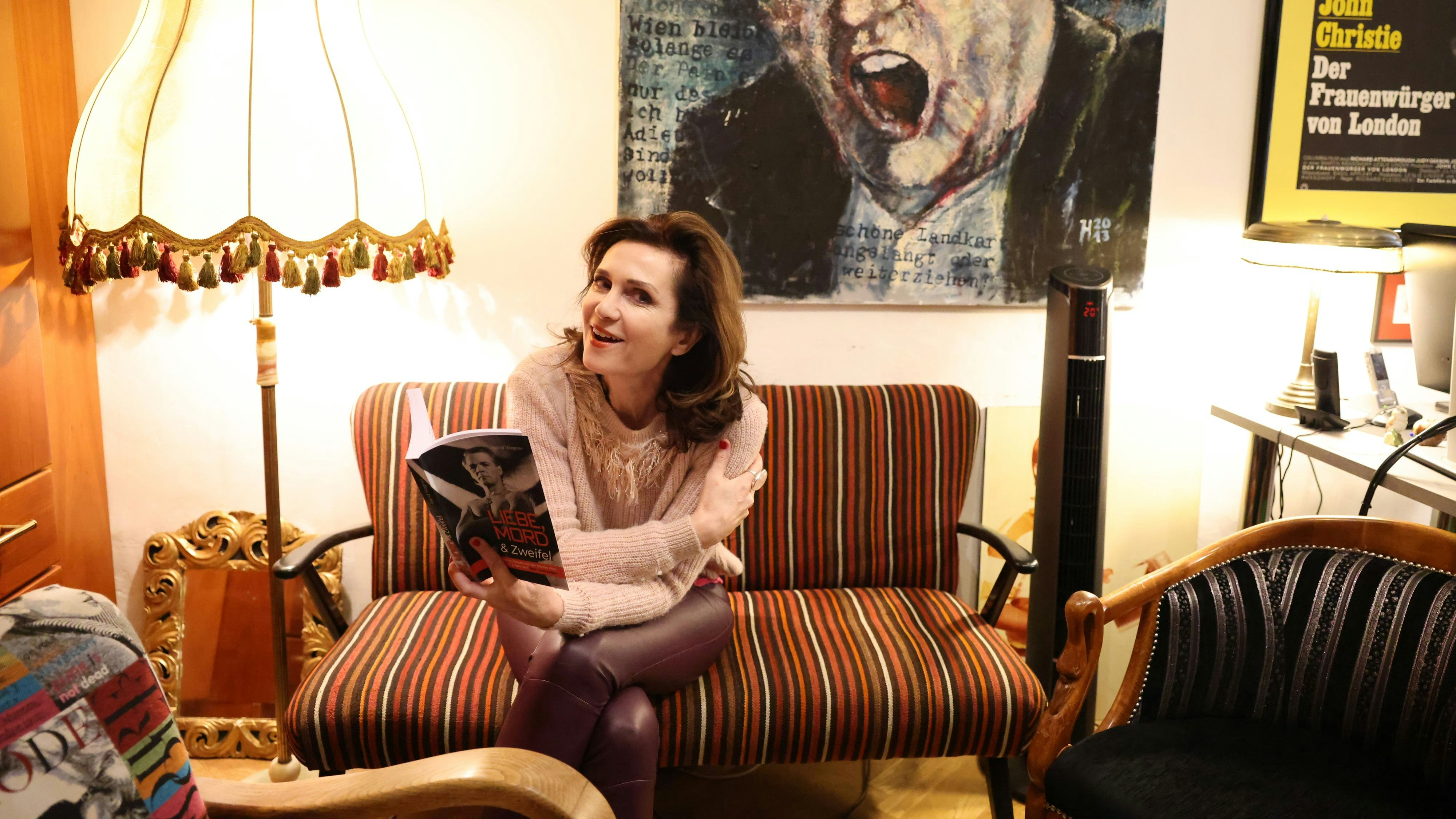 Anwältin Astrid Wagner mit ihrem neuen Buch "Liebe, Mord & Zweifel"