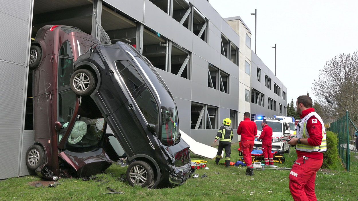 Zwei Pkw stürzten aus Parkdeck in Baden