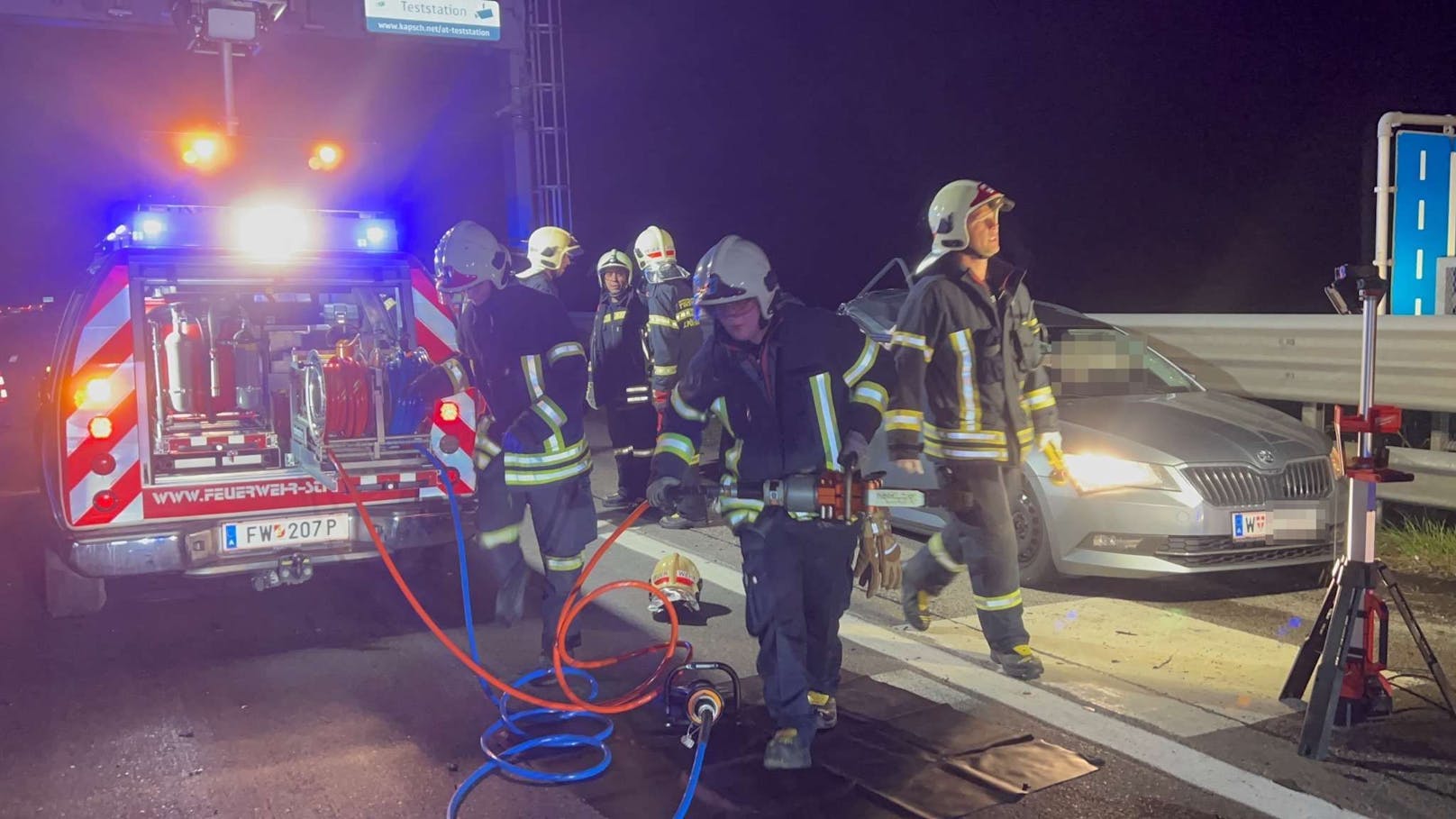 Auf der A1 zwischen Loosdorf und St. Pölten ist es Mittwochabend zu einem schweren Verkehrsunfall gekommen. Ein Lkw war auf einen Pkw aufgefahren. Der Wiener Lenker musste aus dem Unfall-Wrack befreit werden.