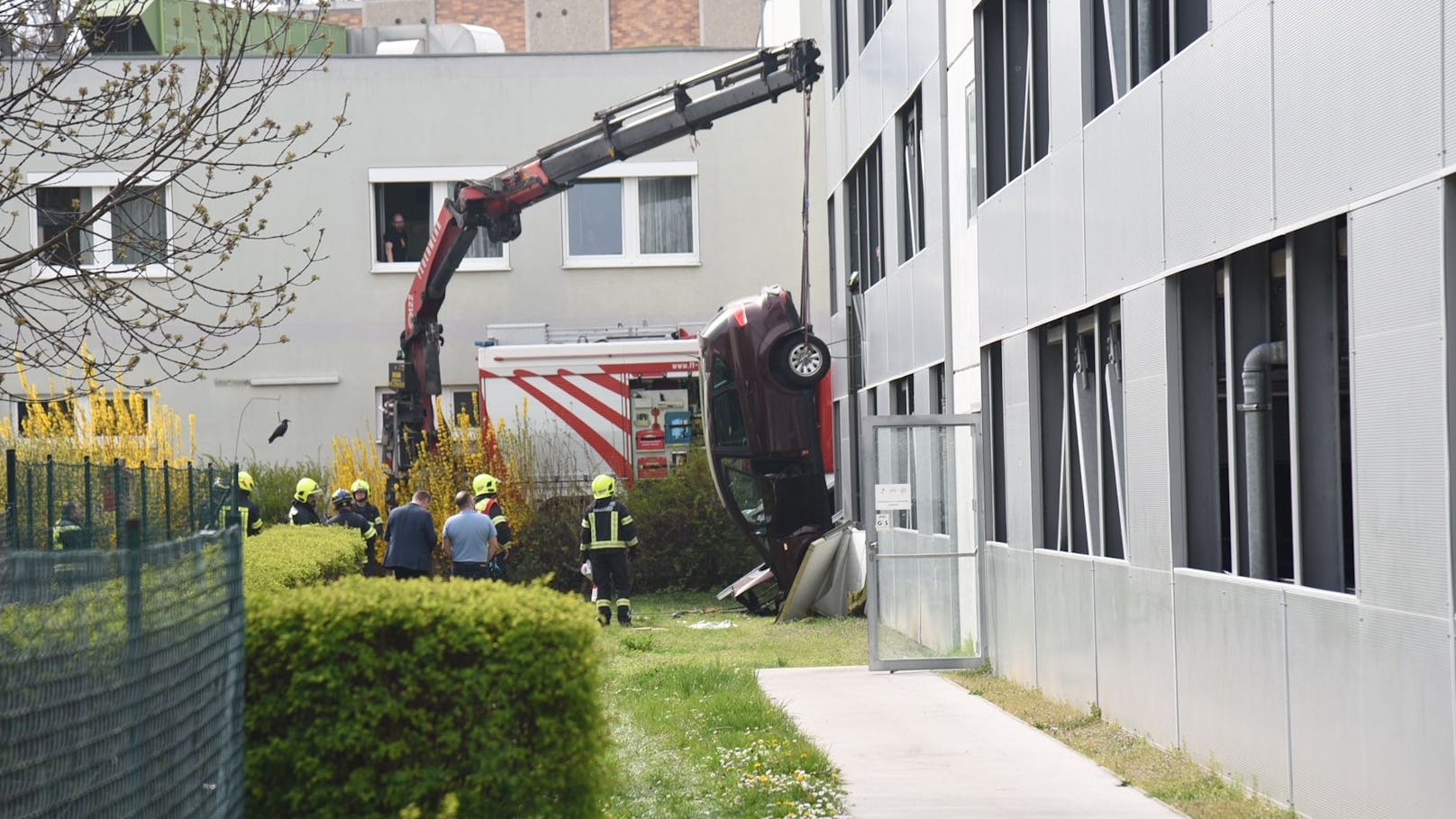 Zwei Pkw stürzten aus Parkhaus im Spital Baden