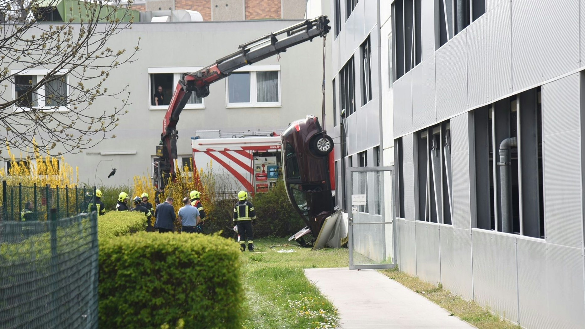Pkw stürzten aus Parkhaus im Landesklinikum