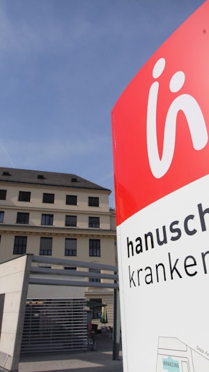 Säure-Attacke im Hanusch-Krankenhaus: In Wien-Penzing wurde ein Arzt von einer Patientin verletzt. Polizei-Großeinsatz am Mittwoch.