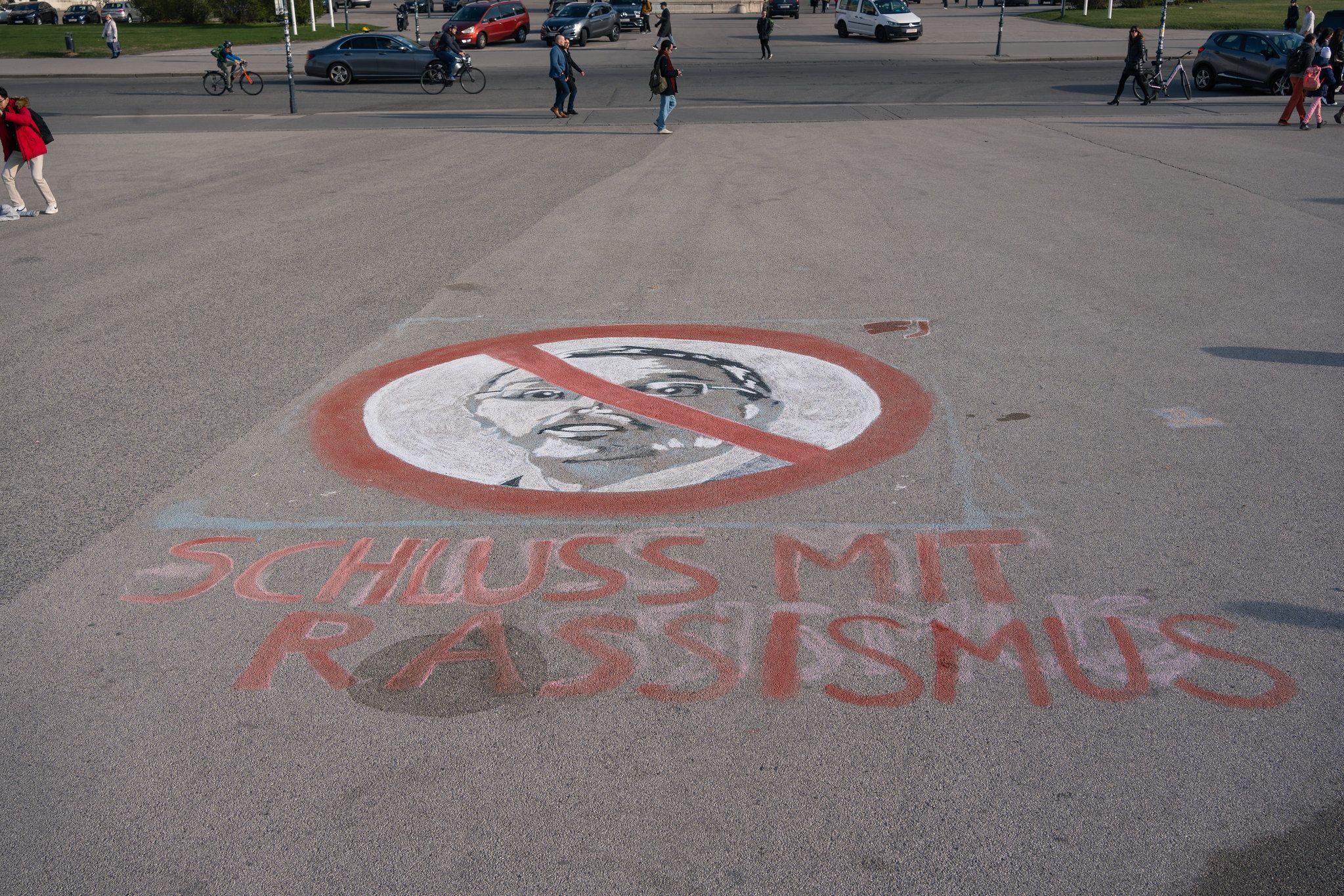 Große Kreideaktion der Sozialistischen Jugend gegen Herbert Kickl und seine Politik am internationalen Tag gegen Rassismus