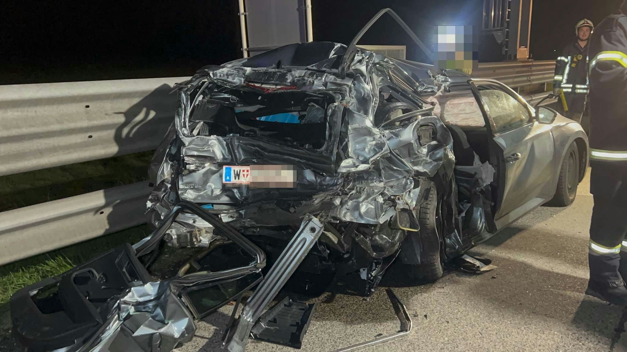 Heute.at - Lkw zerquetscht Auto – Wiener in Wrack gefangen