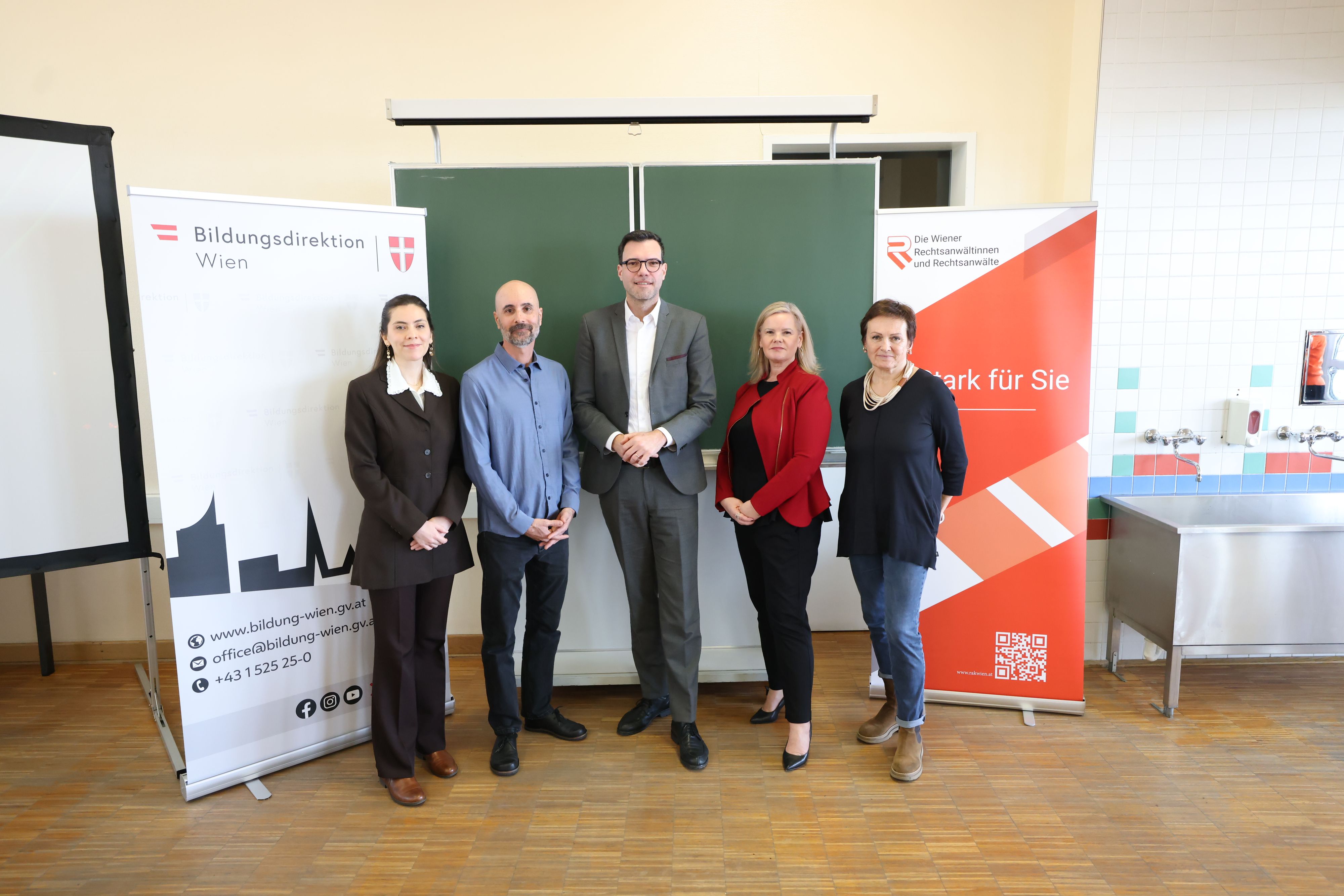 Anwältin Graciela Faffelberger, Schuldirektor Ingo Stein, Bildungsdirektor Heinrich Himmer Projektverantwortliche Sabine Schuh und Ottakrings Bezirksvorsteherin-Stellvertreterin Eva Weissmann (v.l.) zum Auftakt der Initiative in der MS Kopp2 (Wien-Ottakring)