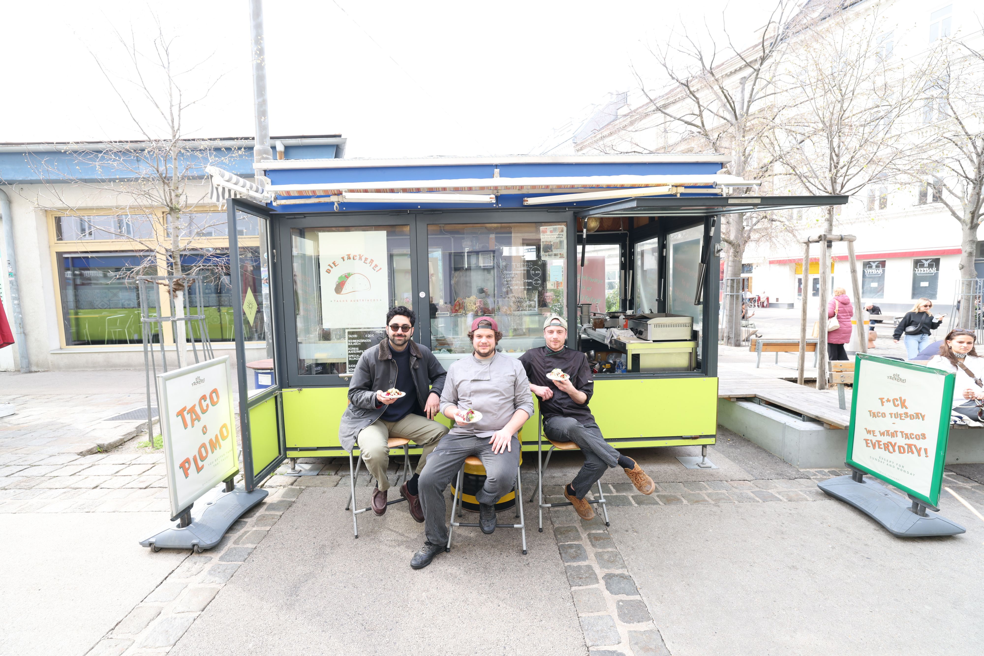 Farhud Farassati, Dorian Neureiter und Valentin Masoner bieten am Yppenplatz Taco-Kreationen mit österreichischer Hausmannskost an.
