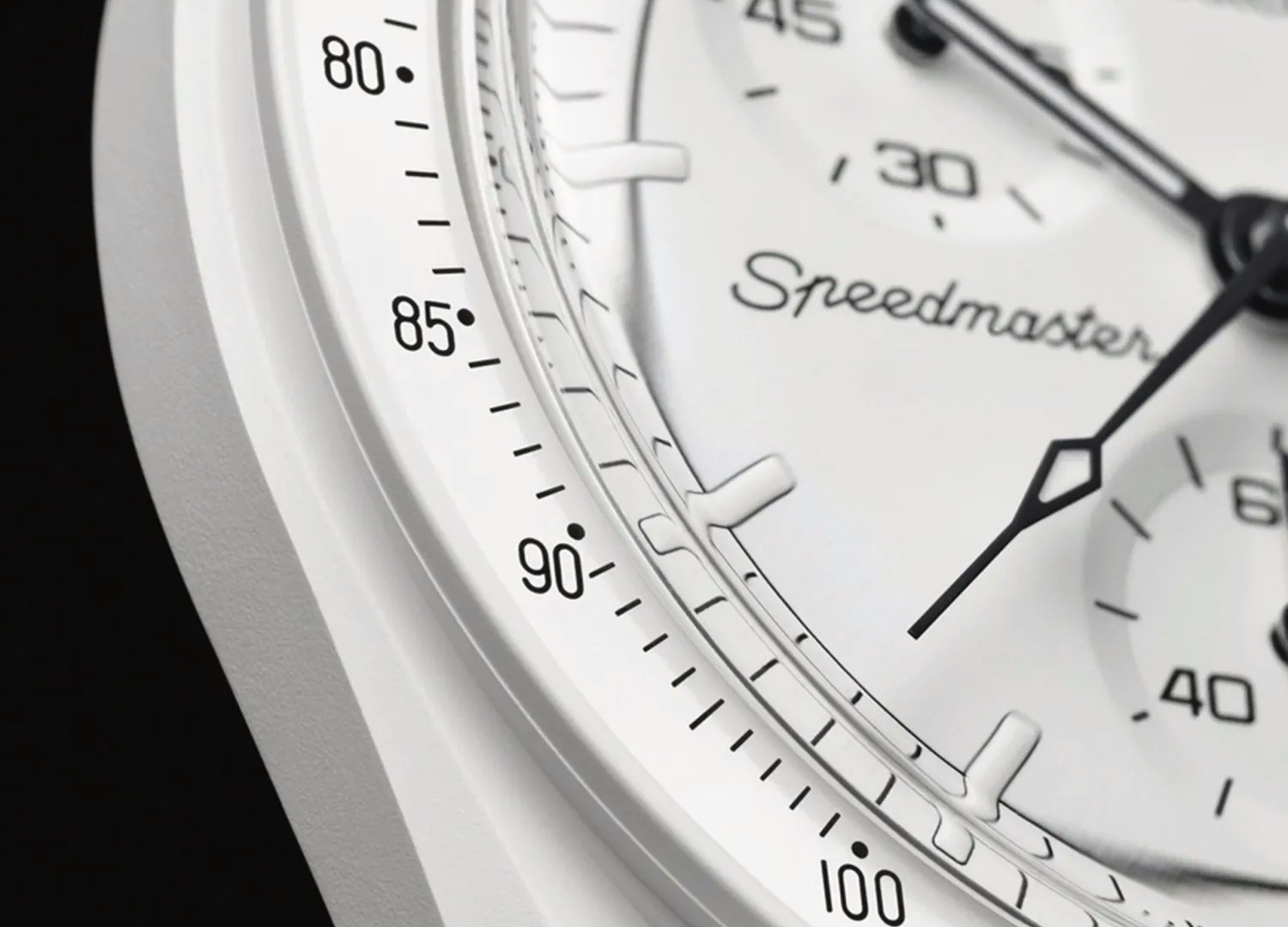 Die MoonSwatch ist aus Bioceramic und der Omega Moonwatch bis ins kleinste Detail nachempfunden.