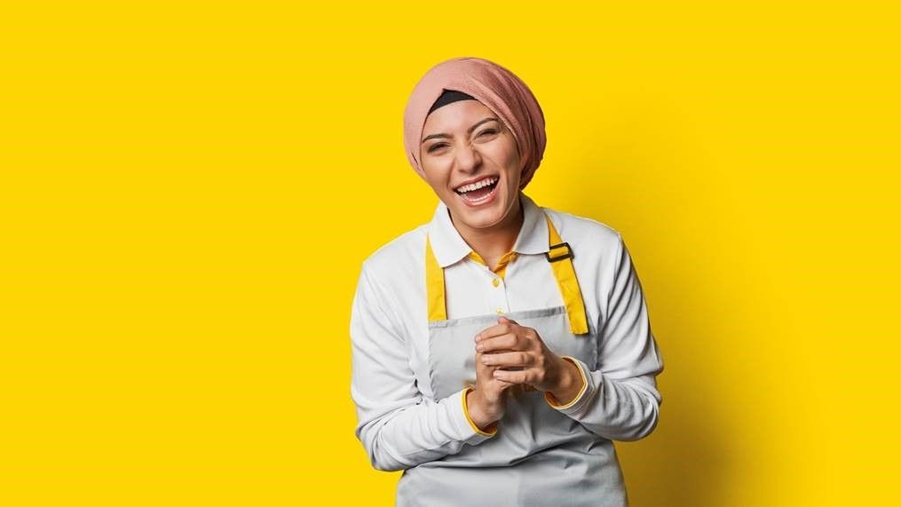 In der Kampagne wirbt man mit einer Mitarbeiterin, die ein Kopftuch trägt.